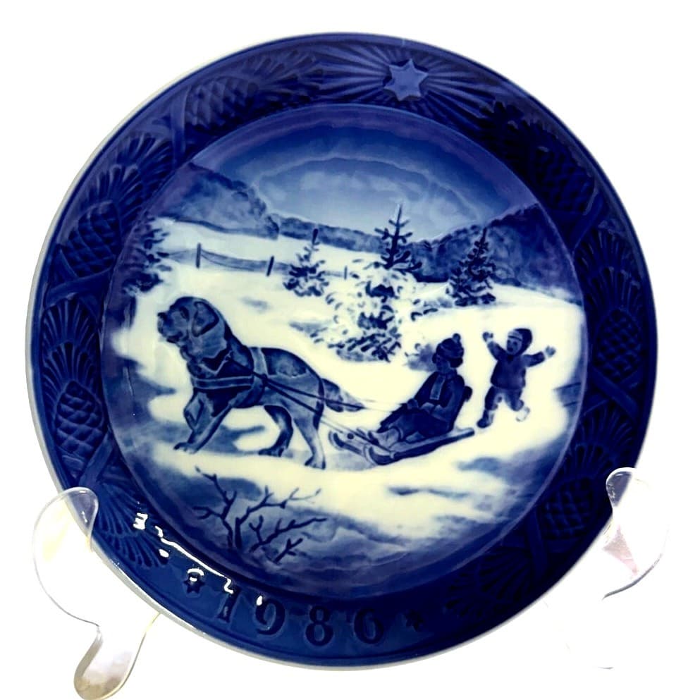 Royal Copenhagen Denmark 1986 Annual Christmas Plate 'Christmas Vacation'
