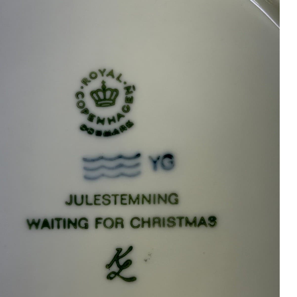 Royal Copenhagen Denmark 1982 Annual Christmas Plate 'Waiting for Christmas' - Thumbnail 3
