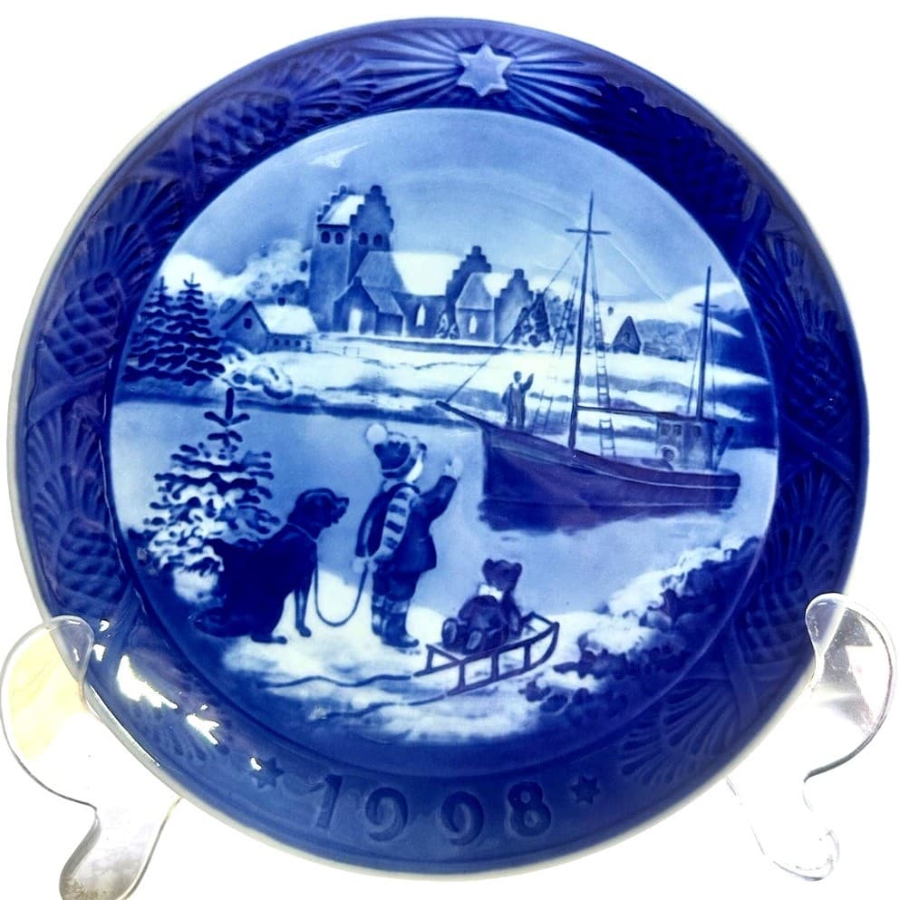 Royal Copenhagen Denmark 1998 Annual Christmas Plate 'Welcome Home'