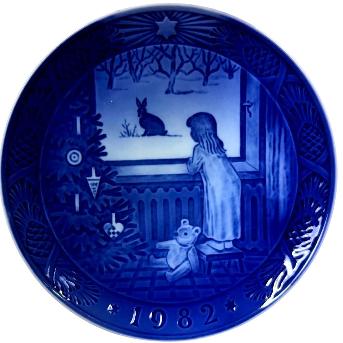Royal Copenhagen Denmark 1982 Annual Christmas Plate 'Waiting for Christmas'