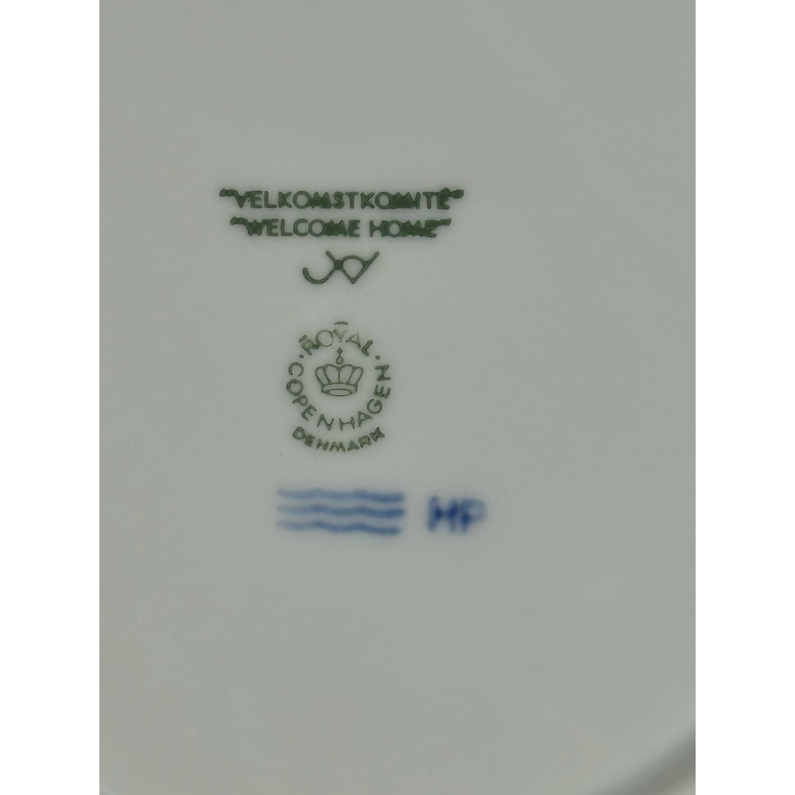 Royal Copenhagen Denmark 1998 Annual Christmas Plate 'Welcome Home' - Thumbnail 3