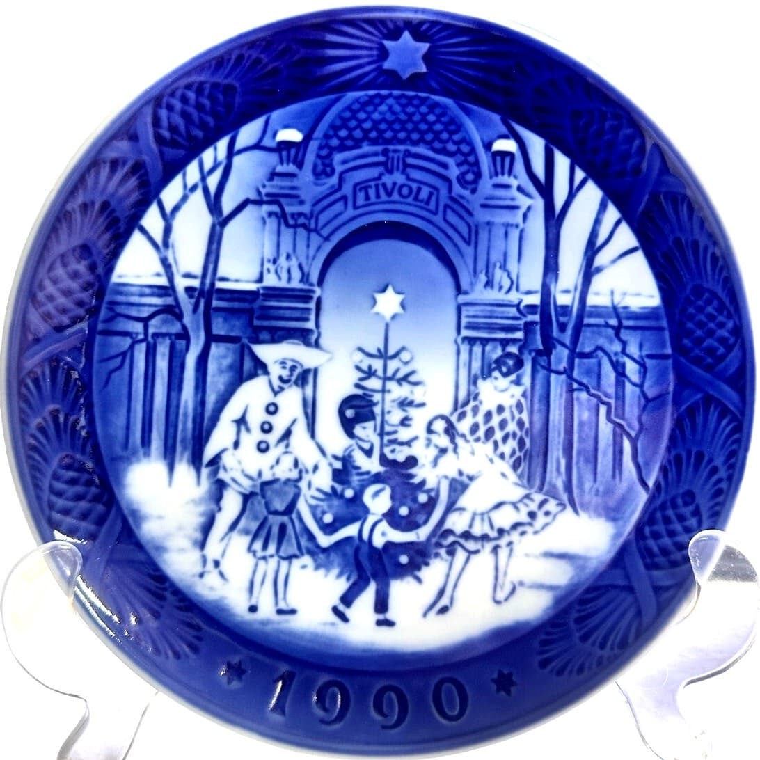 Royal Copenhagen Denmark 1990 Annual Christmas Plate 'Christmas at Tivol'