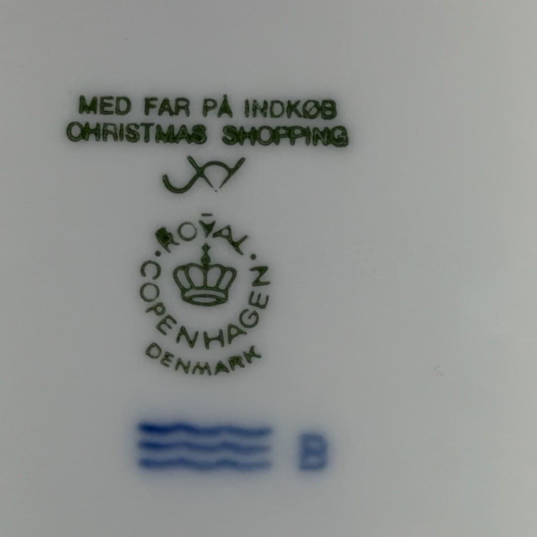 Royal Copenhagen Denmark 1994 Annual Christmas Plate 'Christmas Shopping' - Thumbnail 3
