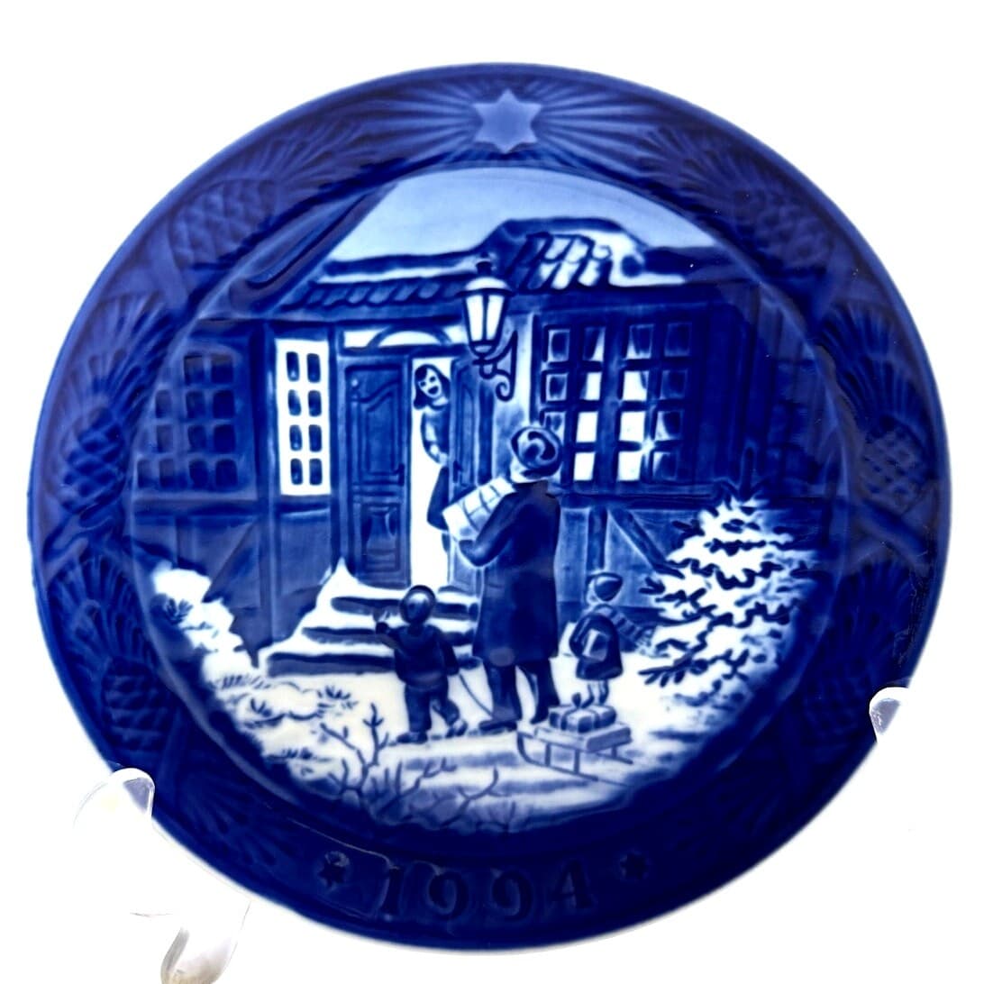 Royal Copenhagen Denmark 1994 Annual Christmas Plate 'Christmas Shopping'