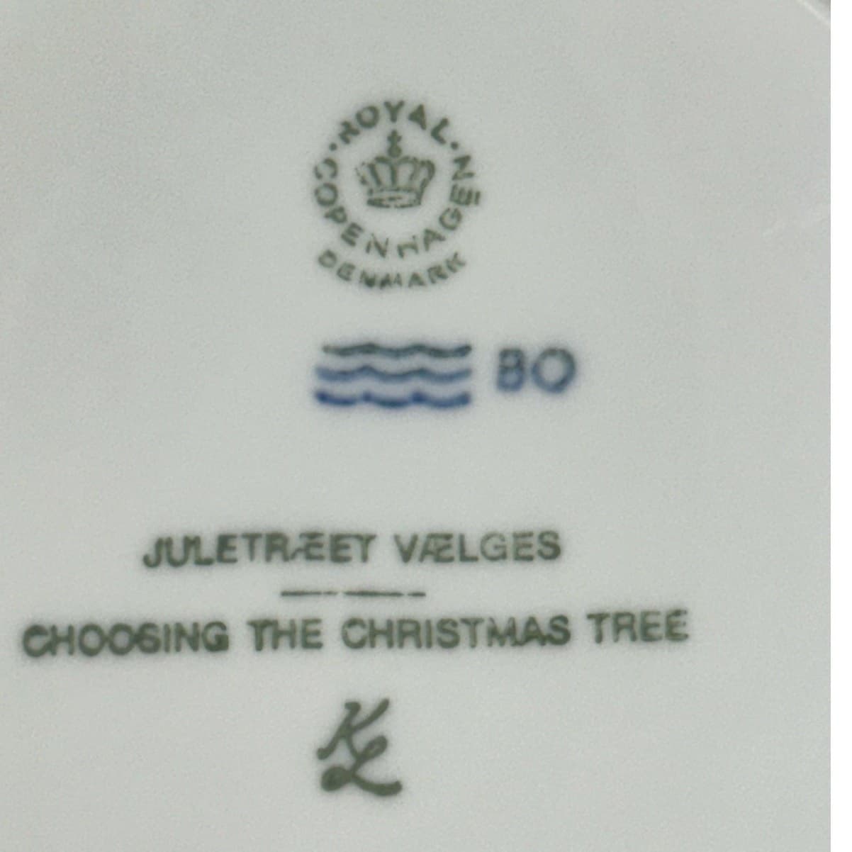 Royal Copenhagen Denmark 1979 Annual Christmas Plate-Choosing the Christmas Tree - Thumbnail 3