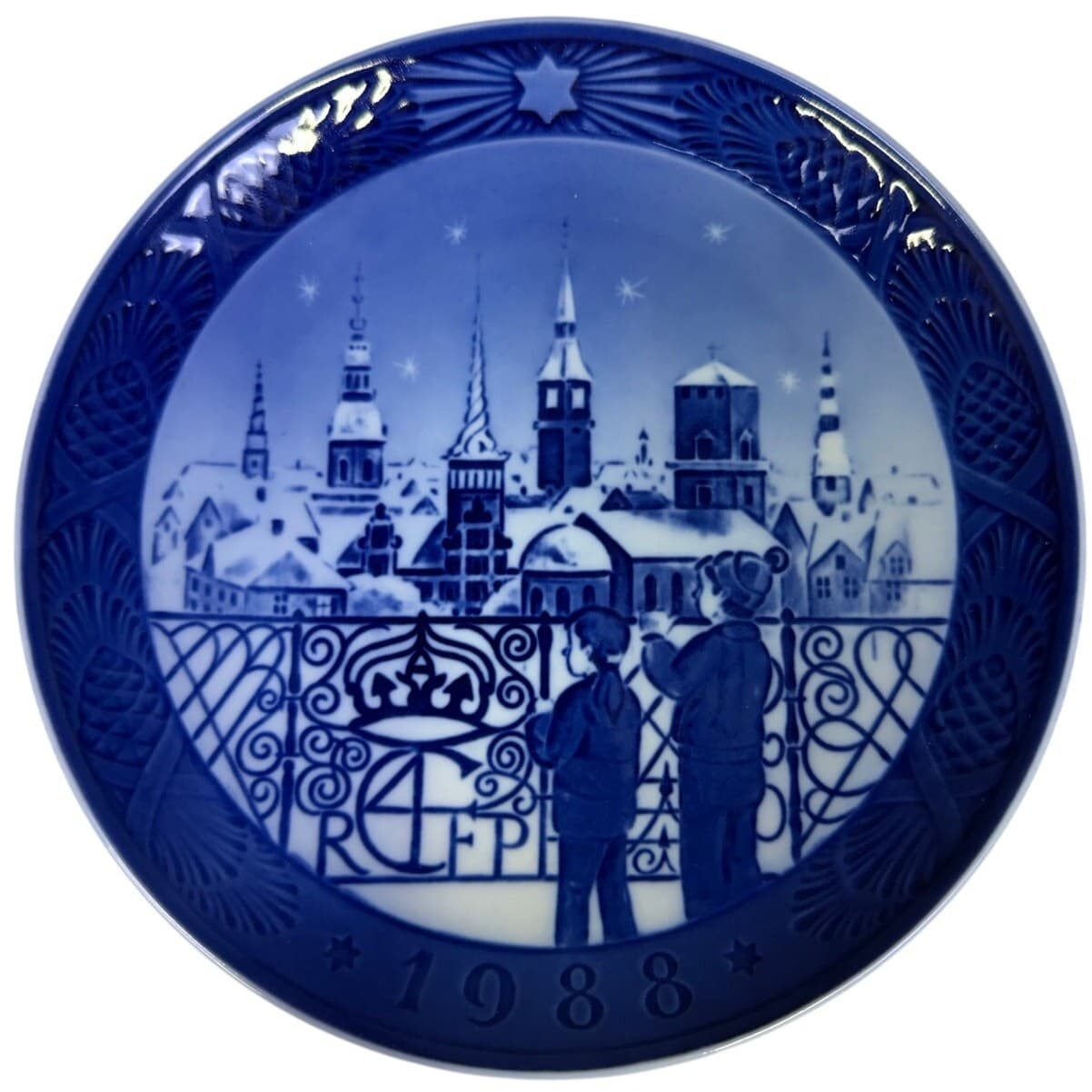 Royal Copenhagen Denmark 1988 Annual Christmas Plate-Christmas Eve in Copenhagen