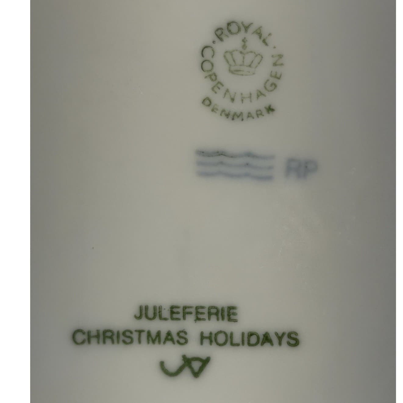 Royal Copenhagen Denmark 1986 Annual Christmas Plate 'Christmas Vacation' - Thumbnail 3