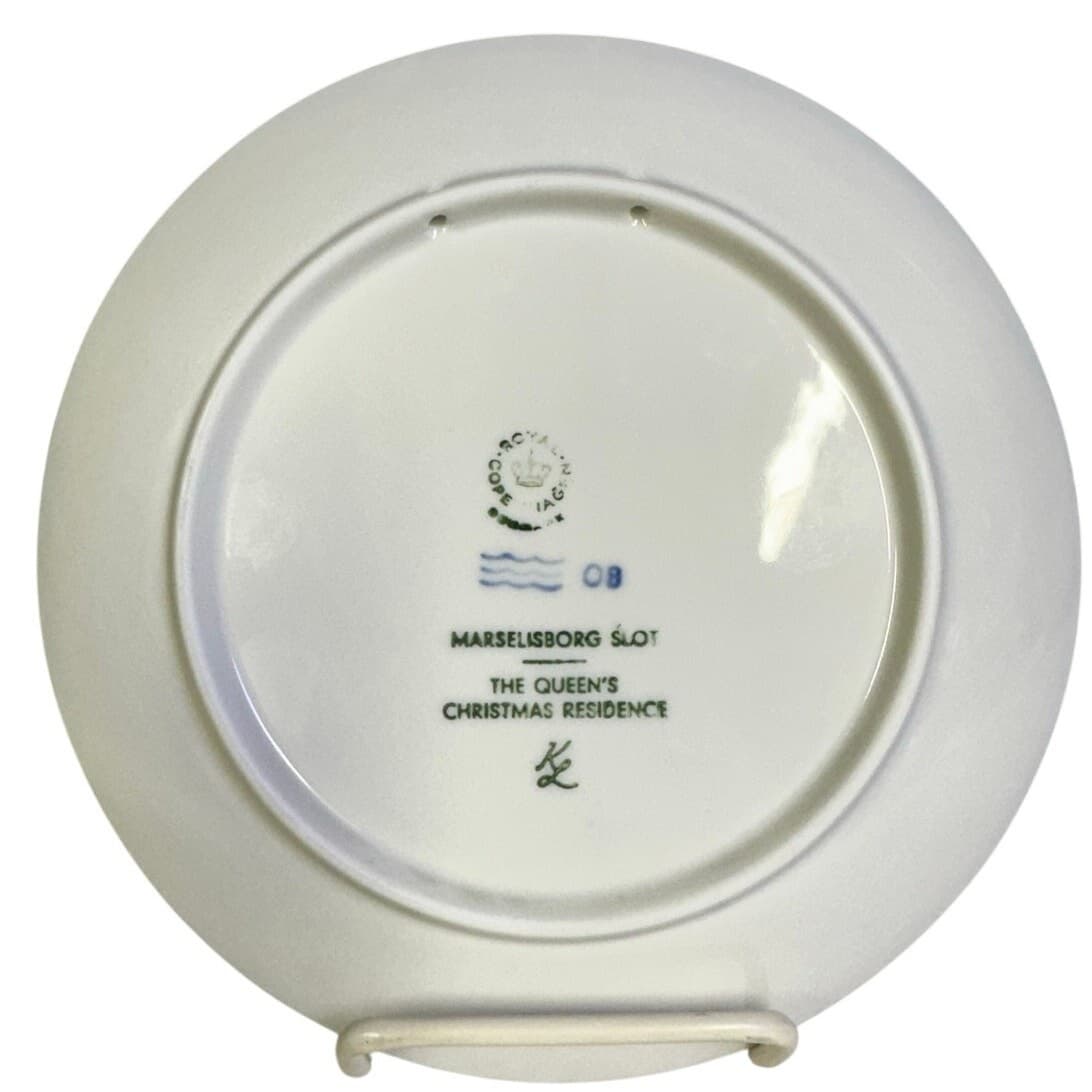 Royal Copenhagen Denmark 1975 Annual Christmas Plate 'Queen's Palace' - Thumbnail 2