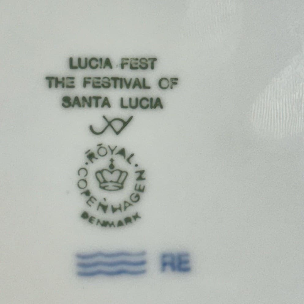Royal Copenhagen Denmark 1991 Annual Christmas Plate 'The Festival of St. Lucia' - Thumbnail 3