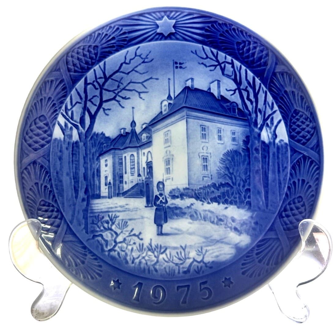 Royal Copenhagen Denmark 1975 Annual Christmas Plate 'Queen's Palace'
