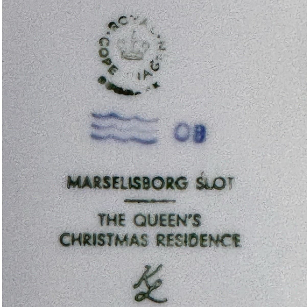 Royal Copenhagen Denmark 1975 Annual Christmas Plate 'Queen's Palace' - Thumbnail 3