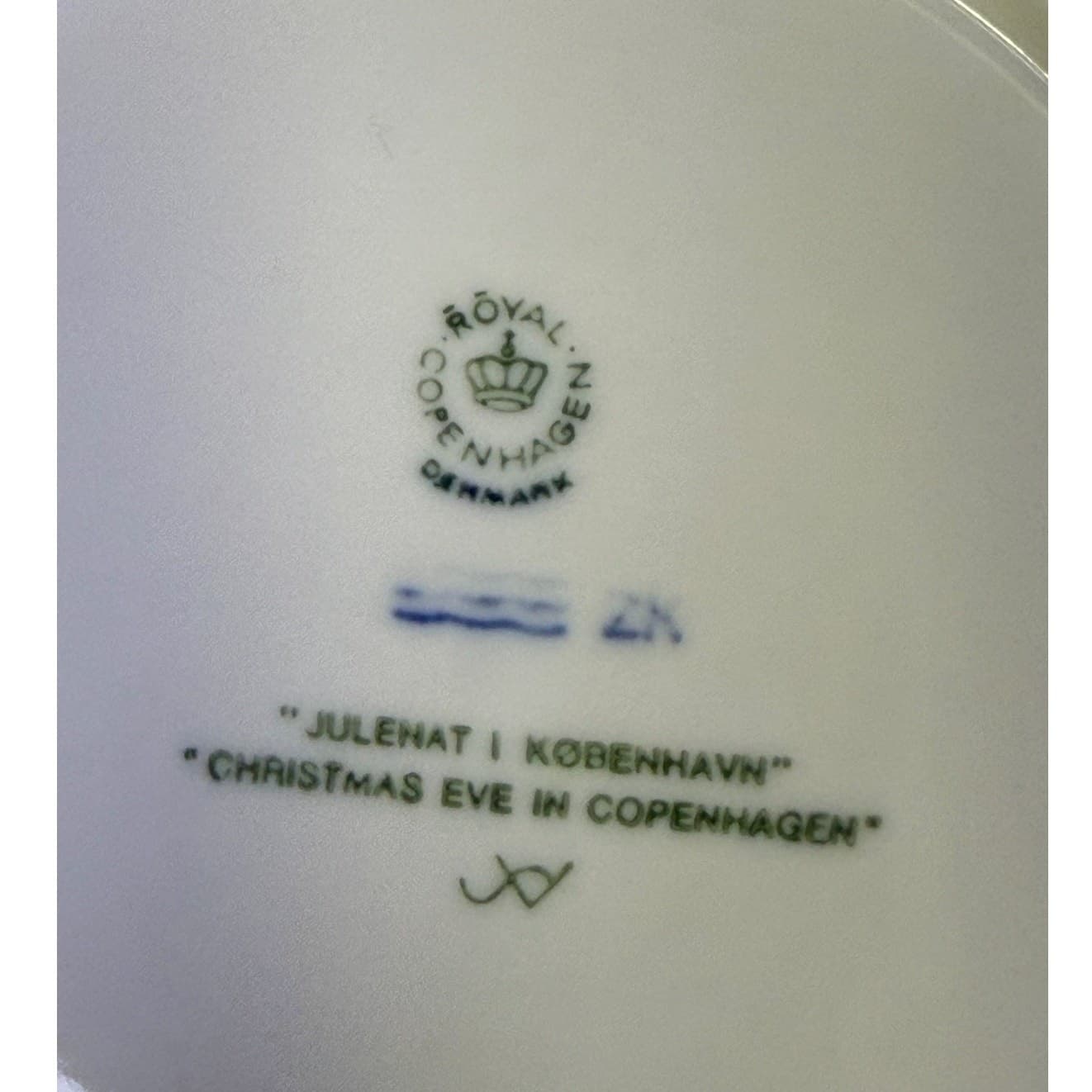 Royal Copenhagen Denmark 1988 Annual Christmas Plate-Christmas Eve in Copenhagen - Thumbnail 3