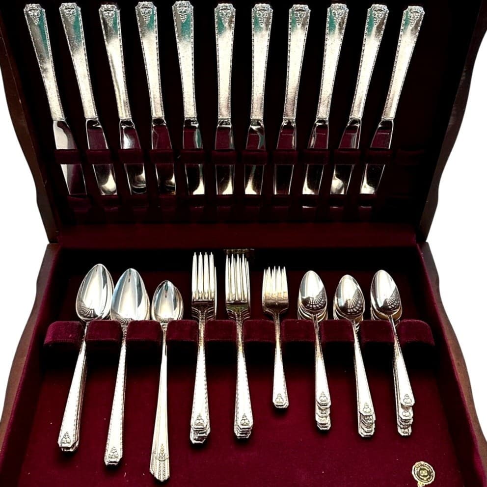 Oneida Silver Prestige 1945 'Bordeaux' Silverplate 60-Piece Flatware Set w/Chest - Thumbnail 3