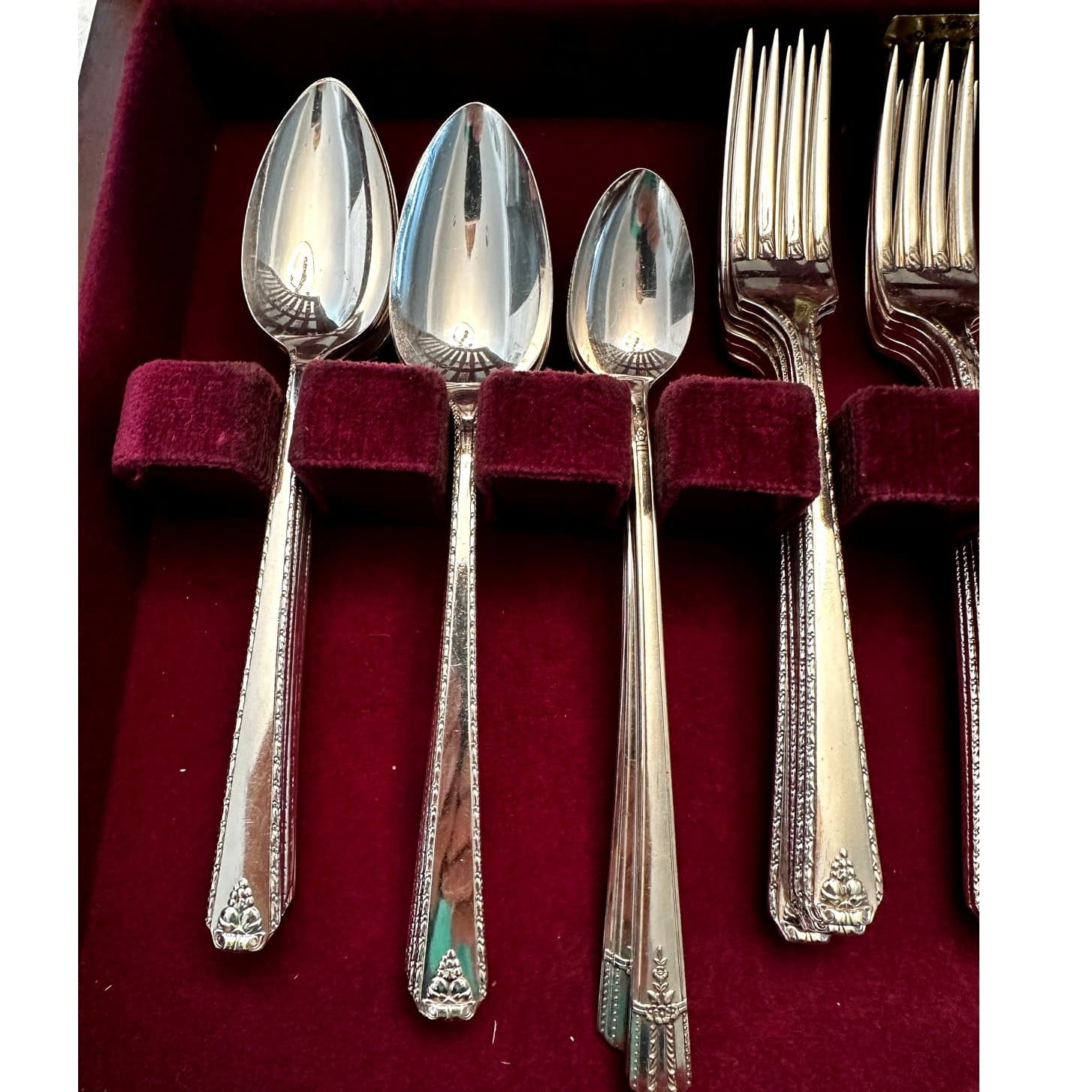 Oneida Silver Prestige 1945 'Bordeaux' Silverplate 60-Piece Flatware Set w/Chest - Thumbnail 5