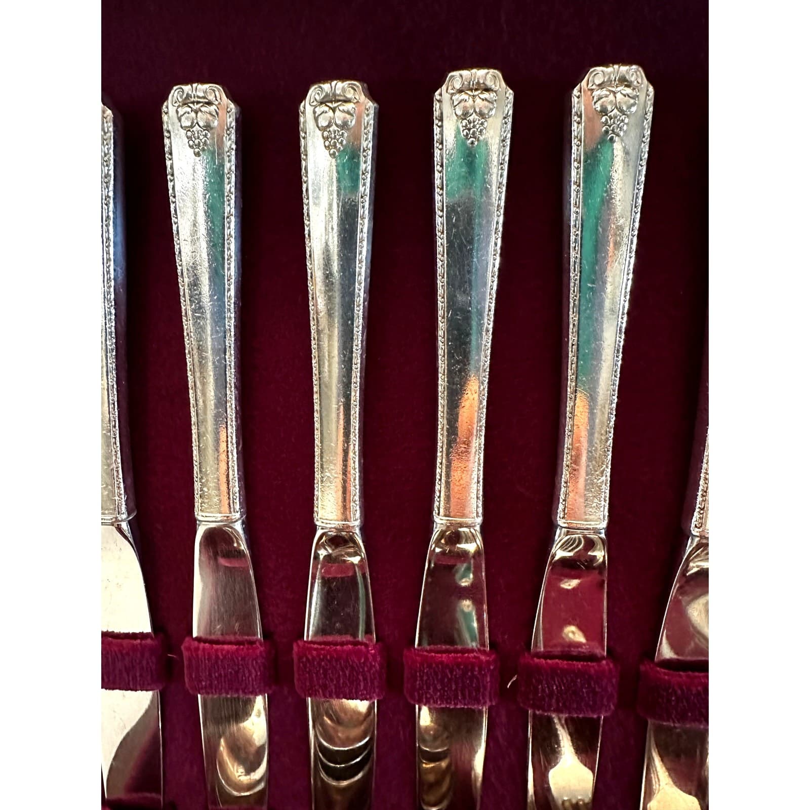 Oneida Silver Prestige 1945 'Bordeaux' Silverplate 60-Piece Flatware Set w/Chest - Thumbnail 2