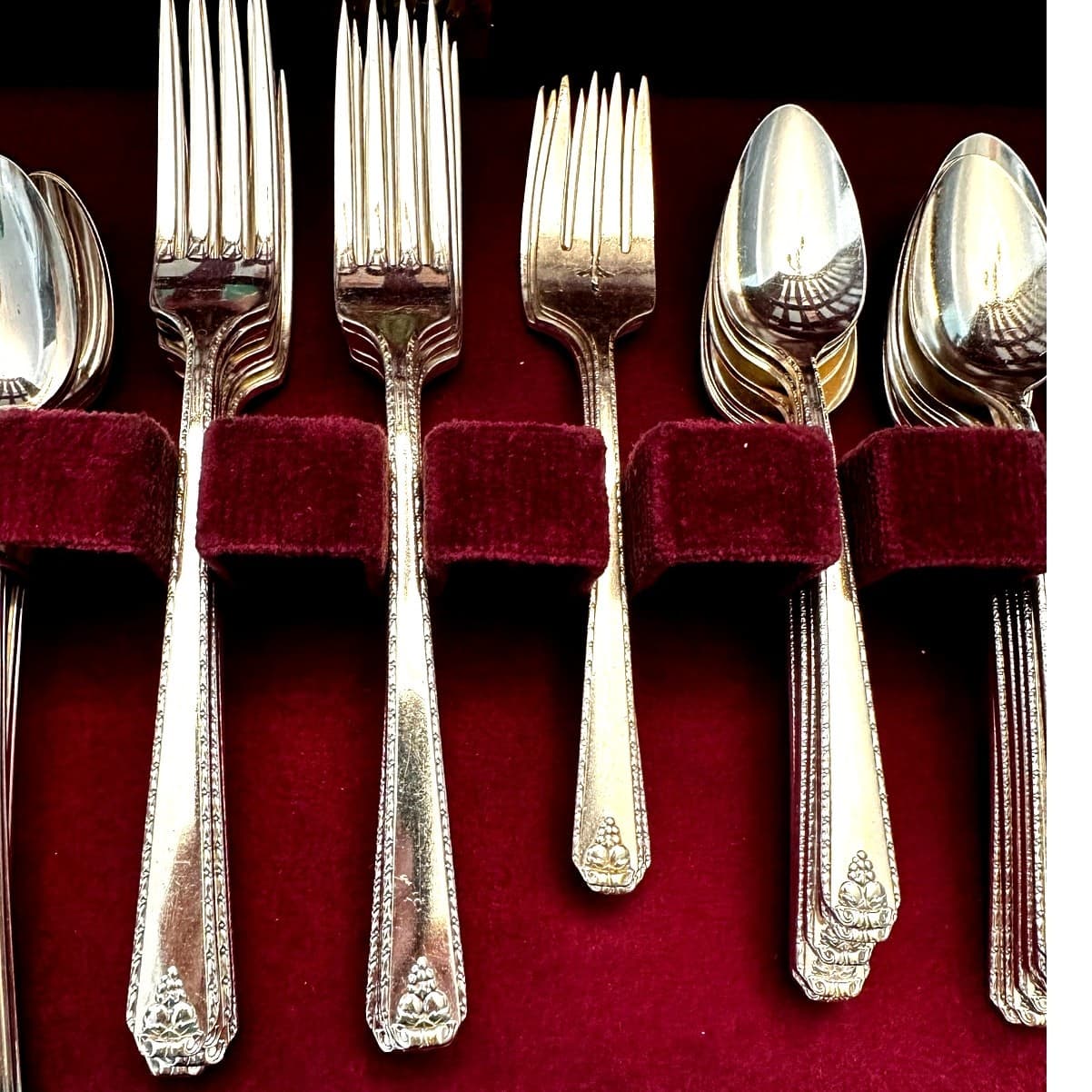 Oneida Silver Prestige 1945 'Bordeaux' Silverplate 60-Piece Flatware Set w/Chest - Thumbnail 6