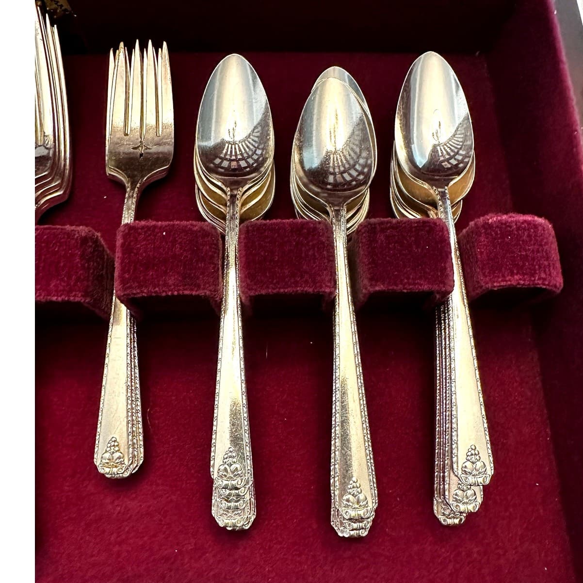 Oneida Silver Prestige 1945 'Bordeaux' Silverplate 60-Piece Flatware Set w/Chest - Thumbnail 4