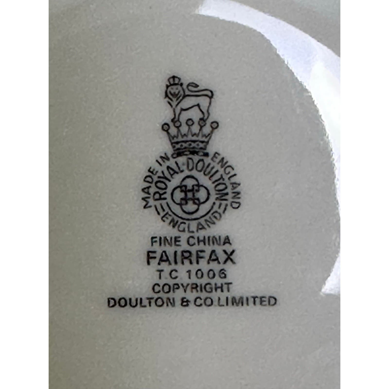Royal Doulton 'Fairfax' England Retired/2 Dinner Plates/1 Salad Plate/1 Saucer - Thumbnail 4