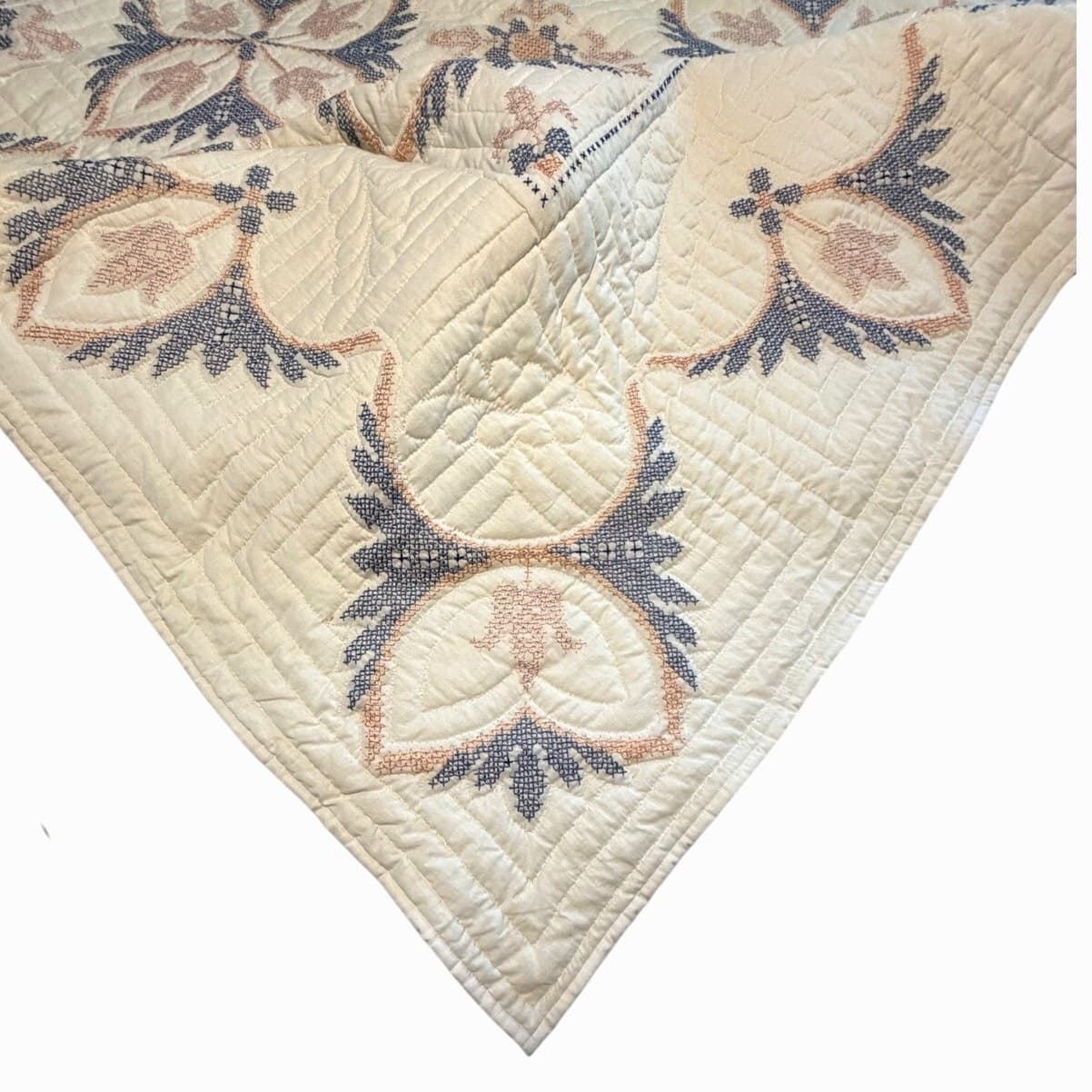 Vintage Cottage Quilt Hand Appliqued Embroidery Scalloped Edge Heirloom Quilt - Thumbnail 2