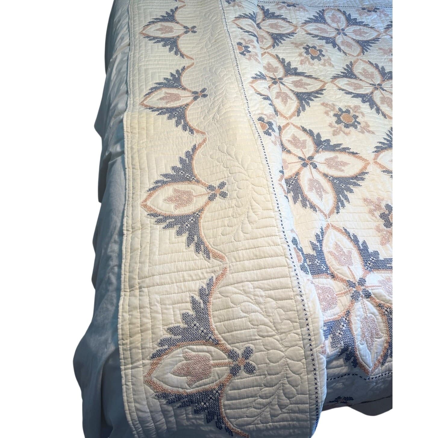 Vintage Cottage Quilt Hand Appliqued Embroidery Scalloped Edge Heirloom Quilt - Thumbnail 7