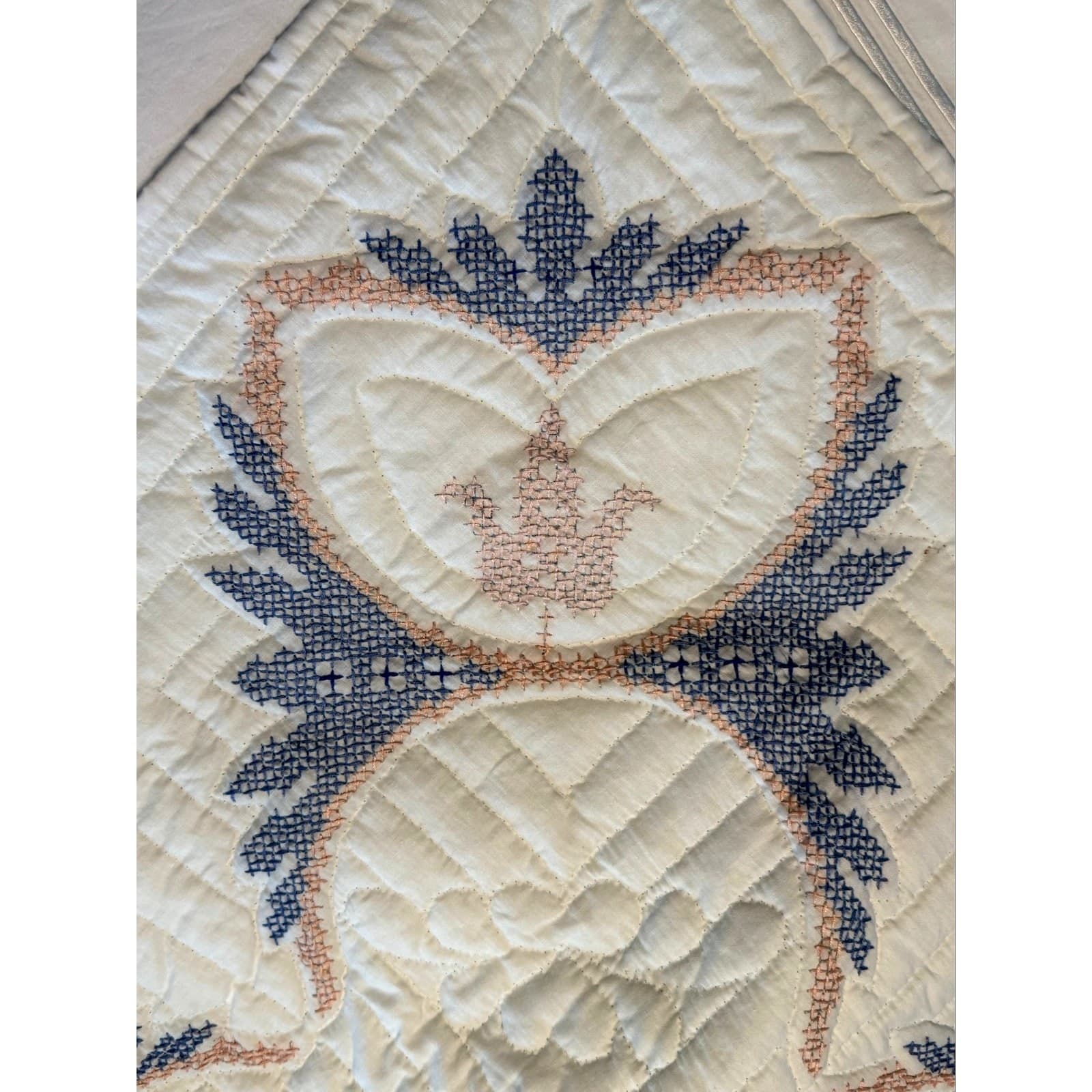 Vintage Cottage Quilt Hand Appliqued Embroidery Scalloped Edge Heirloom Quilt - Thumbnail 3