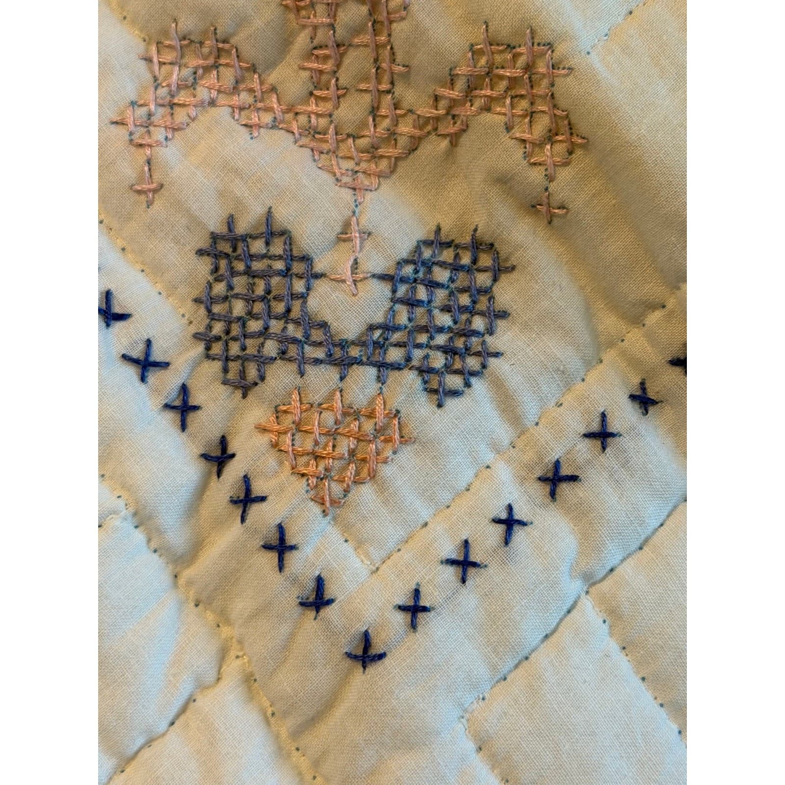 Vintage Cottage Quilt Hand Appliqued Embroidery Scalloped Edge Heirloom Quilt - Thumbnail 5