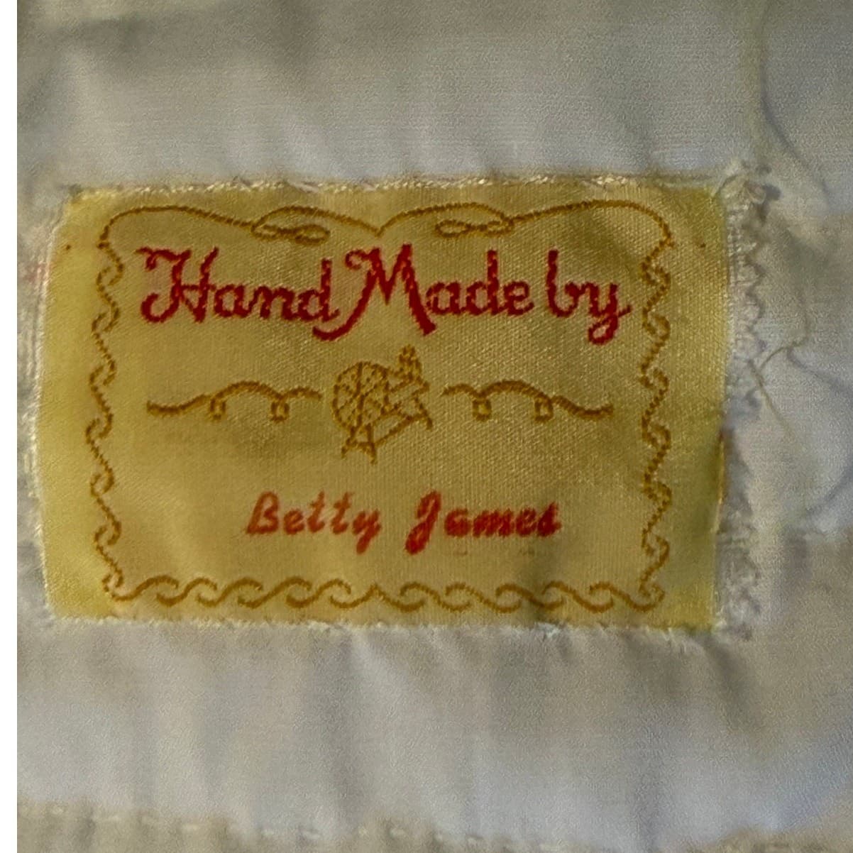 Vintage Cottage Quilt Hand Appliqued Embroidery Scalloped Edge Heirloom Quilt - Thumbnail 6