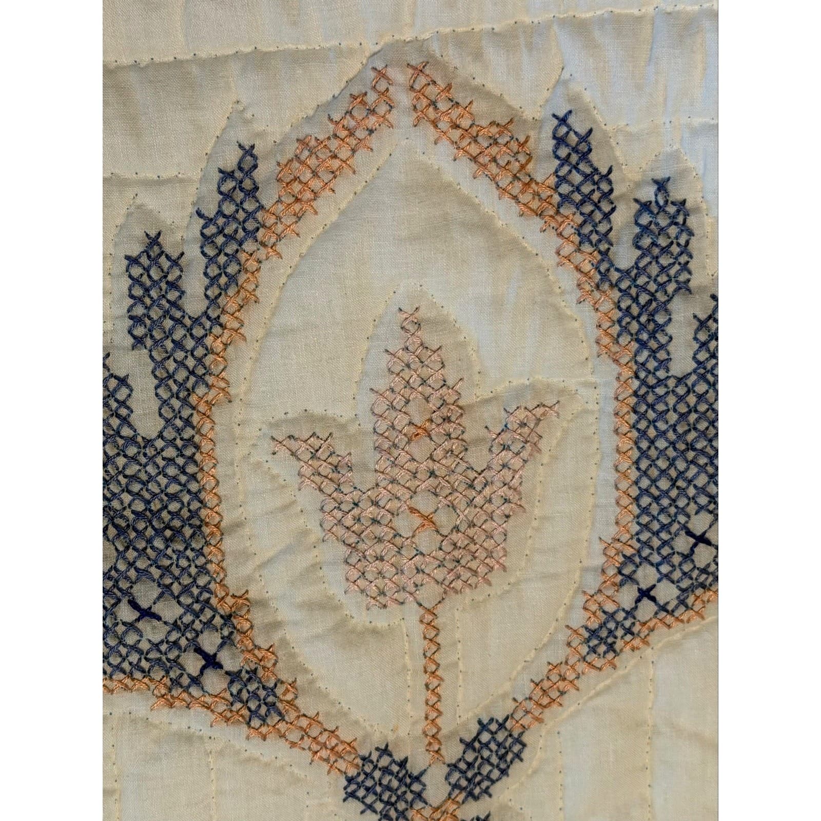 Vintage Cottage Quilt Hand Appliqued Embroidery Scalloped Edge Heirloom Quilt - Thumbnail 4