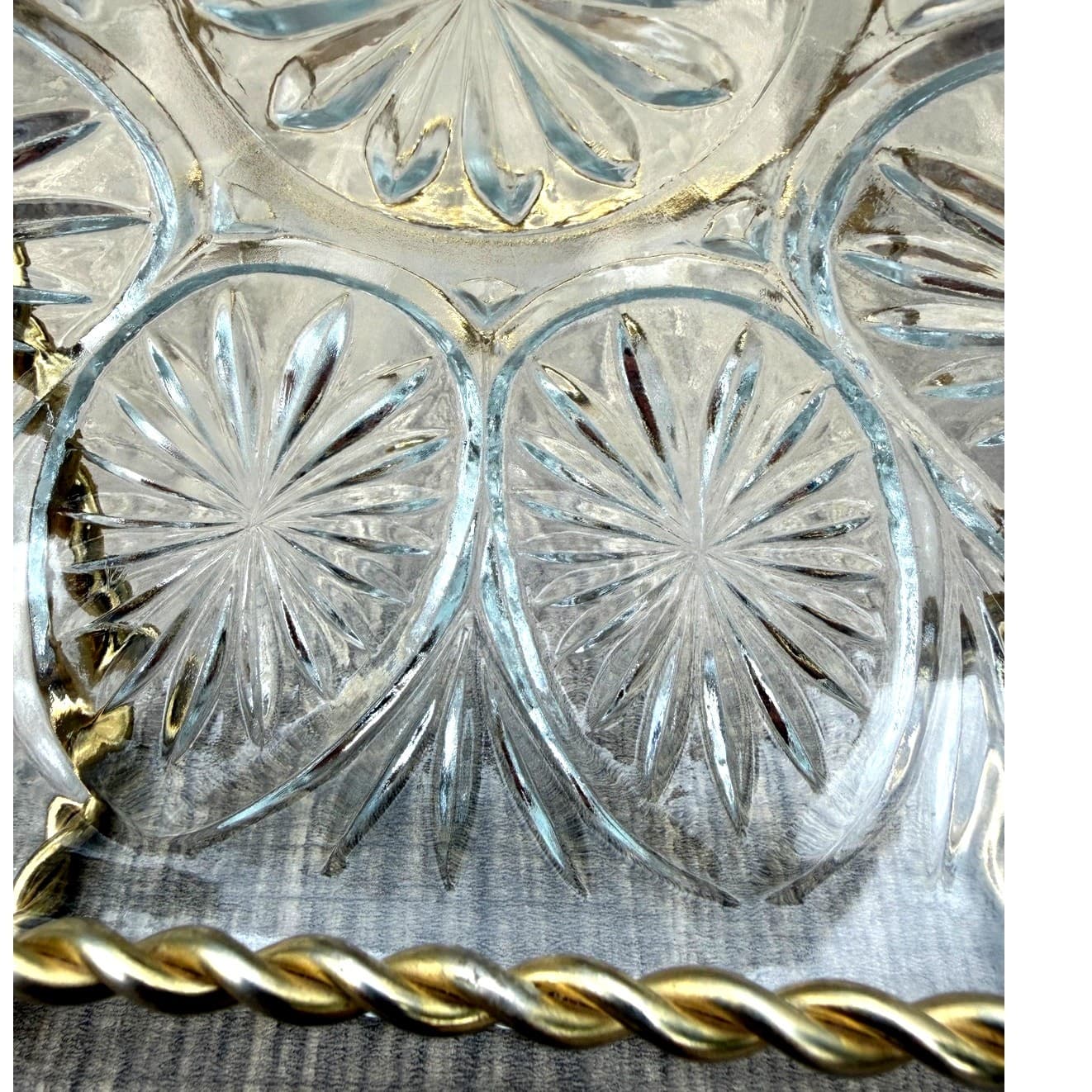 Anchor Hocking Retired 'Medallion Clear' 8-Inch Serving Bowl-Excellent - Thumbnail 4