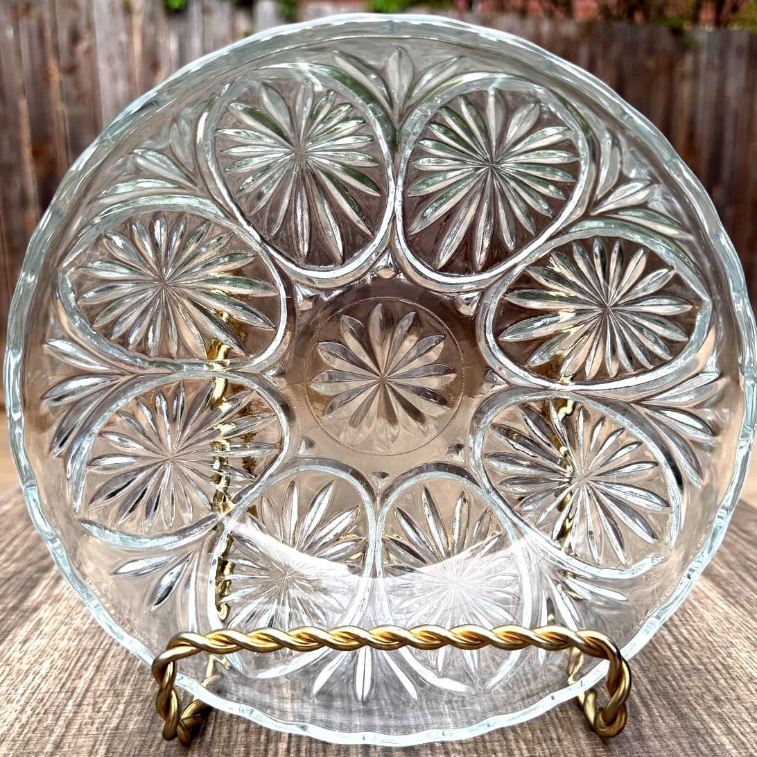 Anchor Hocking Retired 'Medallion Clear' 8-Inch Serving Bowl-Excellent - Thumbnail 2