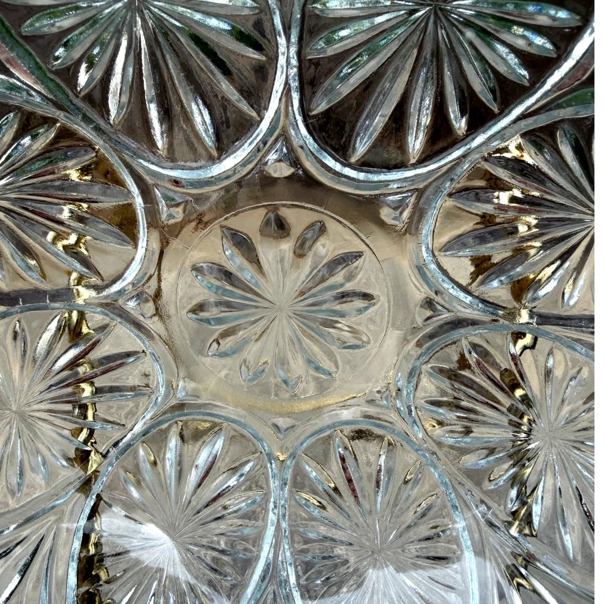 Anchor Hocking Retired 'Medallion Clear' 8-Inch Serving Bowl-Excellent - Thumbnail 3