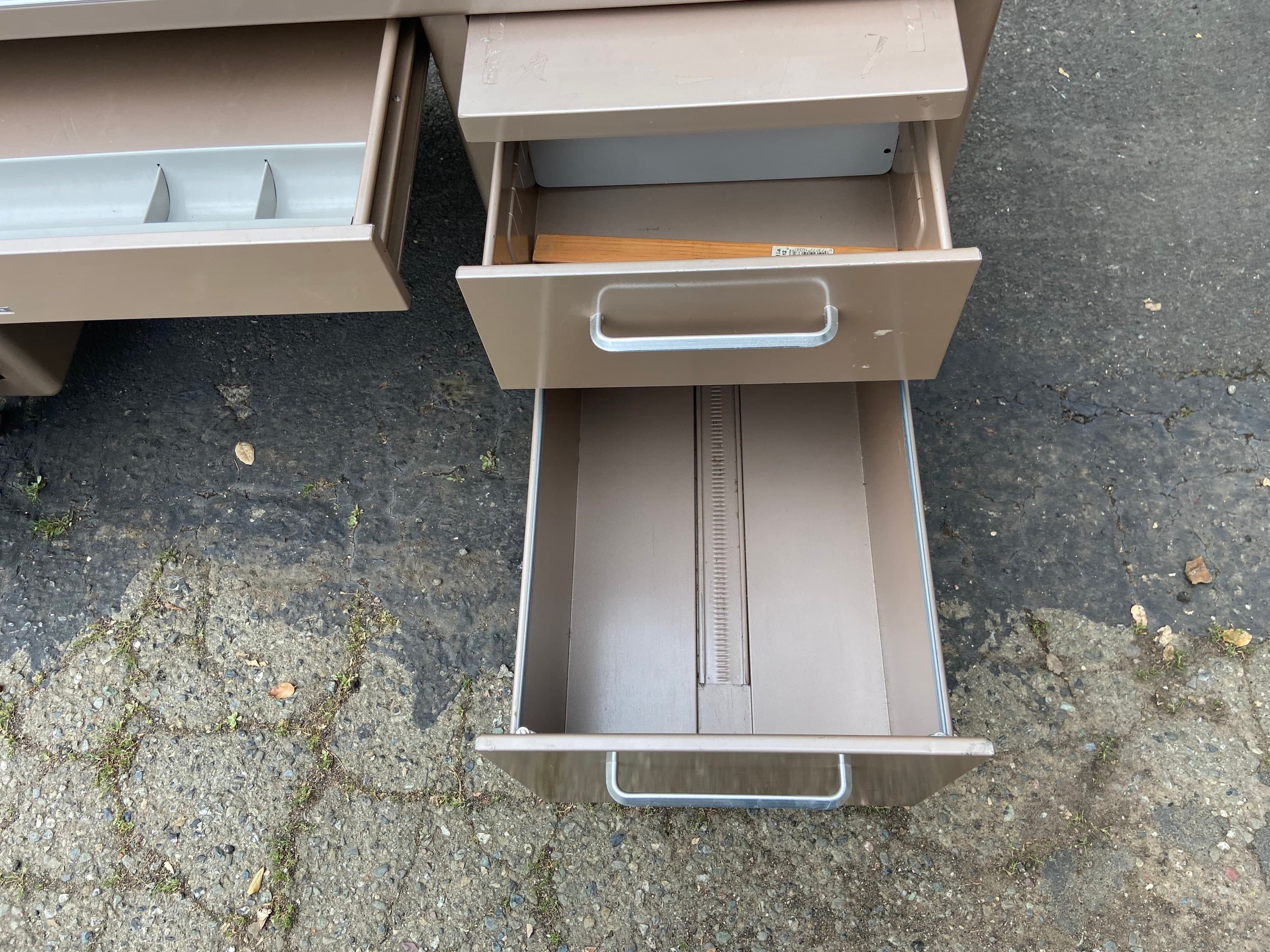 Steelcase vintage mid century modern metal tanker desk - Thumbnail 7