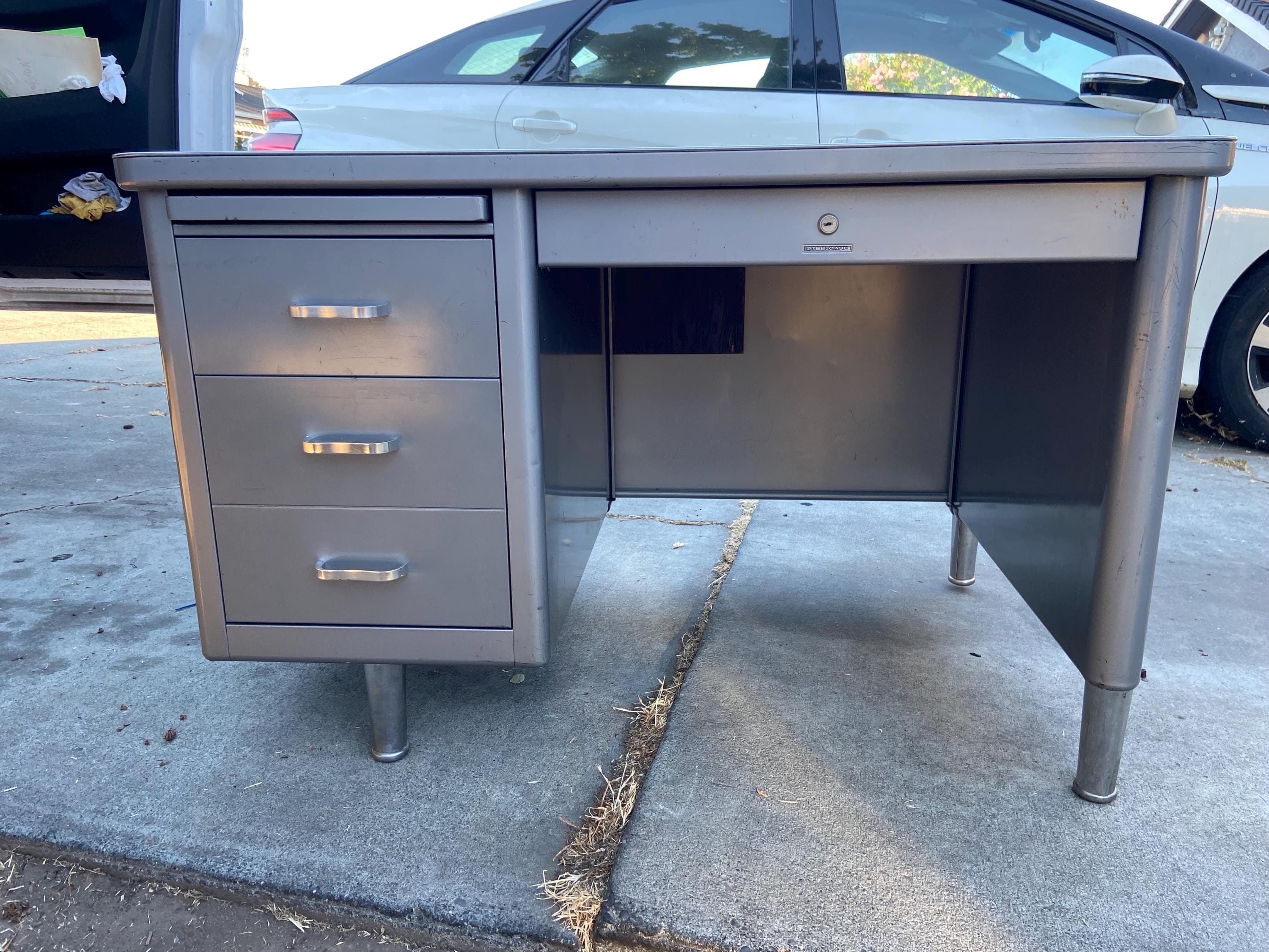 Steelcase tanker desk - Image 1