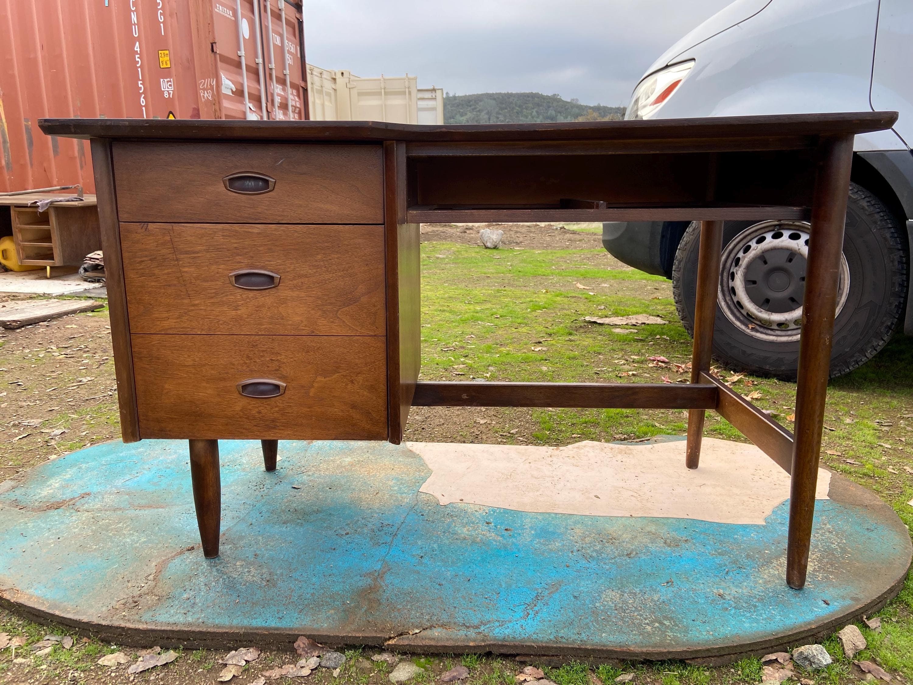 Vintage Mid Century Modern Mainline Hooker Writing Desk needs tlc - Thumbnail 10