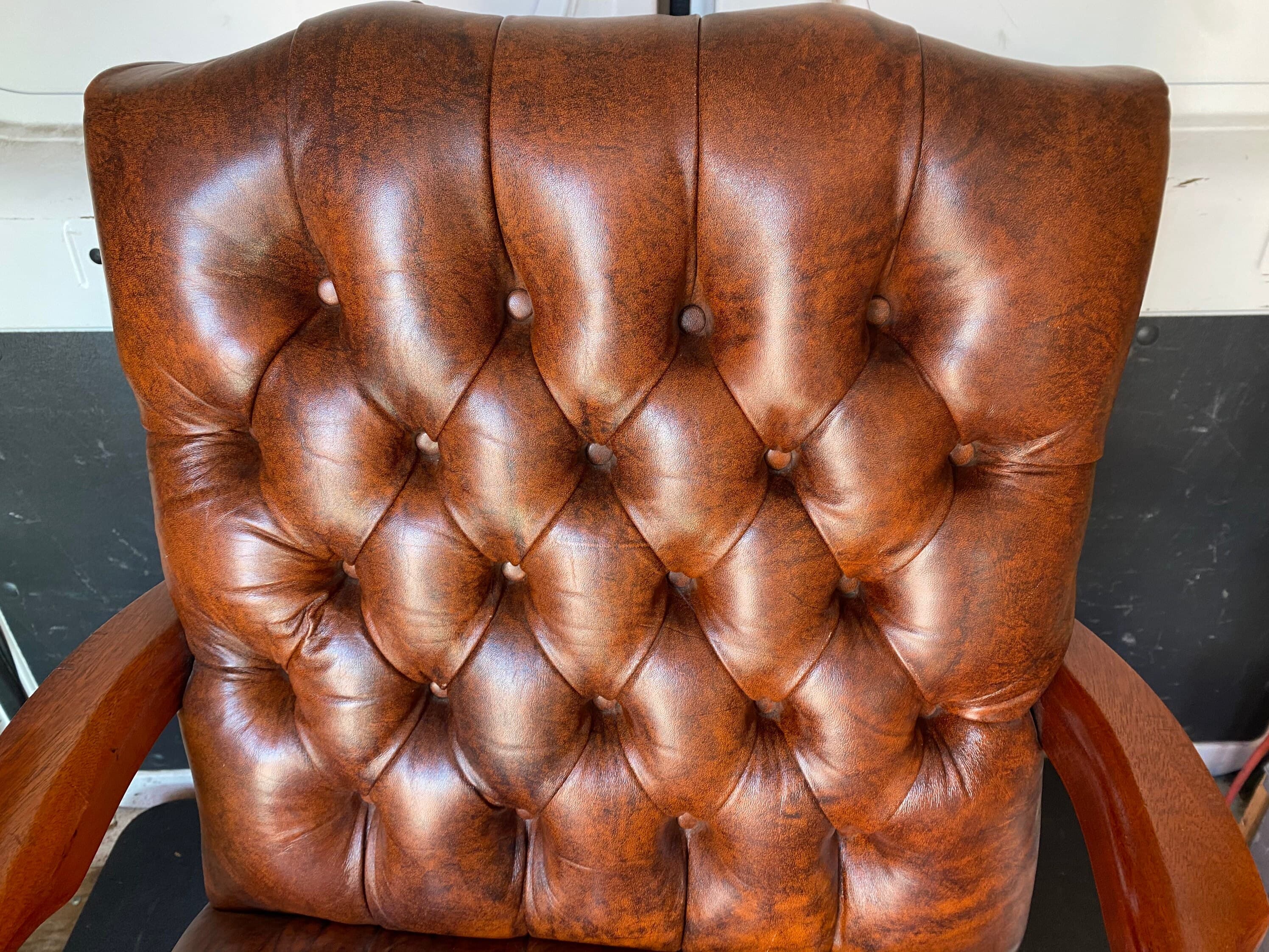 Classic inc furniture vintage chesterfield style guest side chair - Thumbnail 2