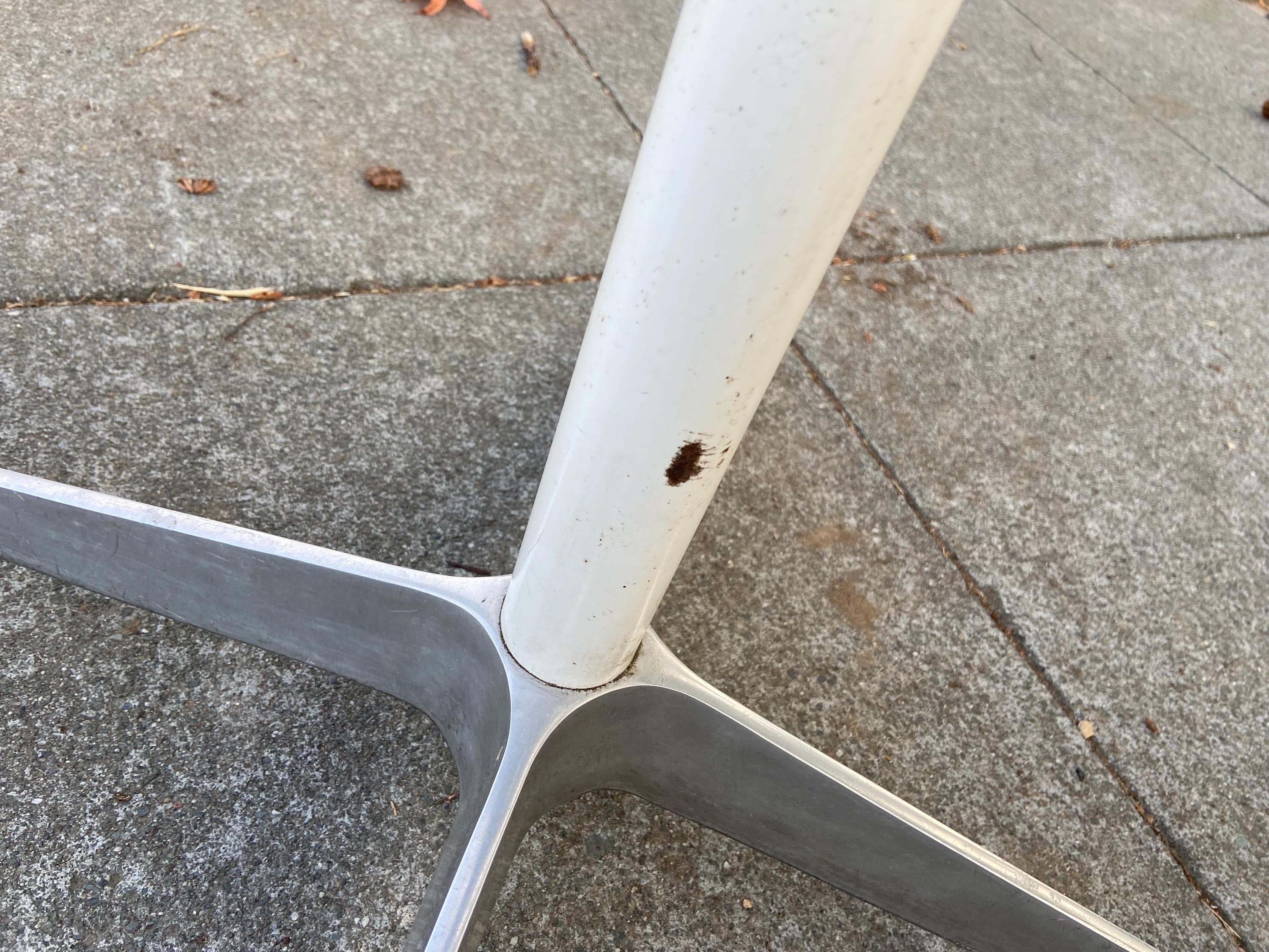 Charles and ray emaes for Herman Miller Mcm round table 36”/36”/28.5” has patina - Thumbnail 10