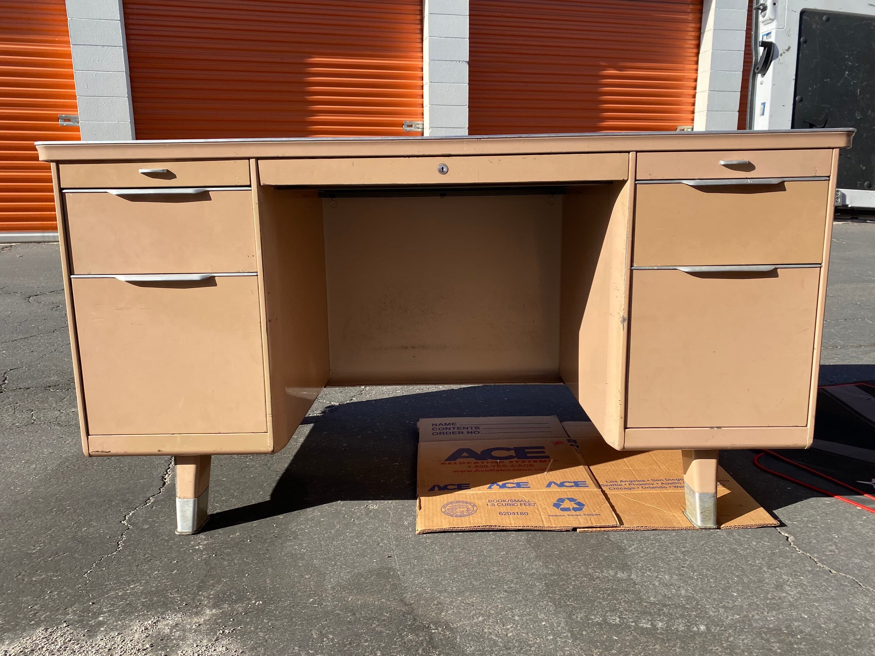 Vintage mid century modern metal tanker desk by the general fireproofing company - Thumbnail 8