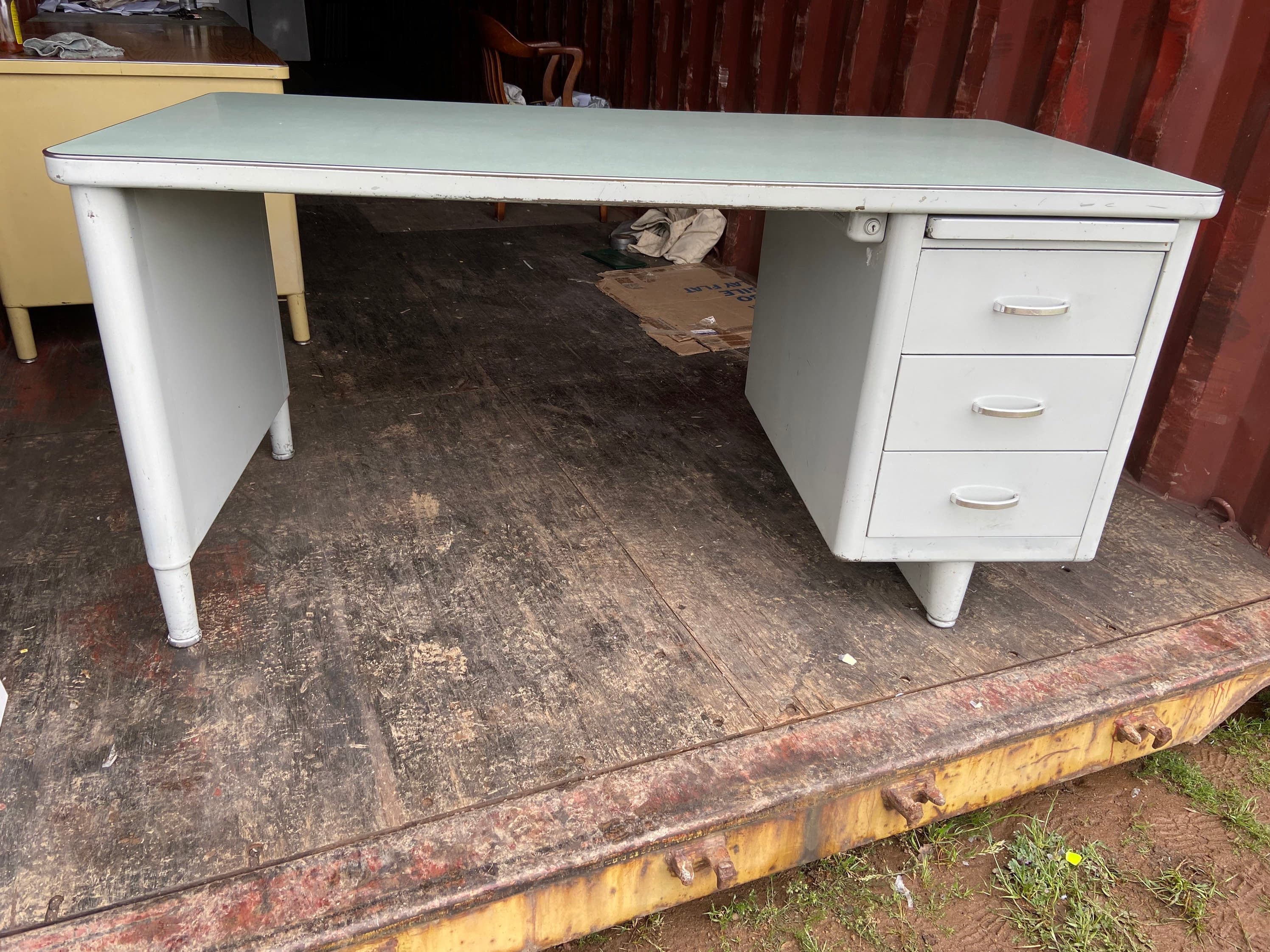 Steelcase vintage metal tanker desk - Image 1