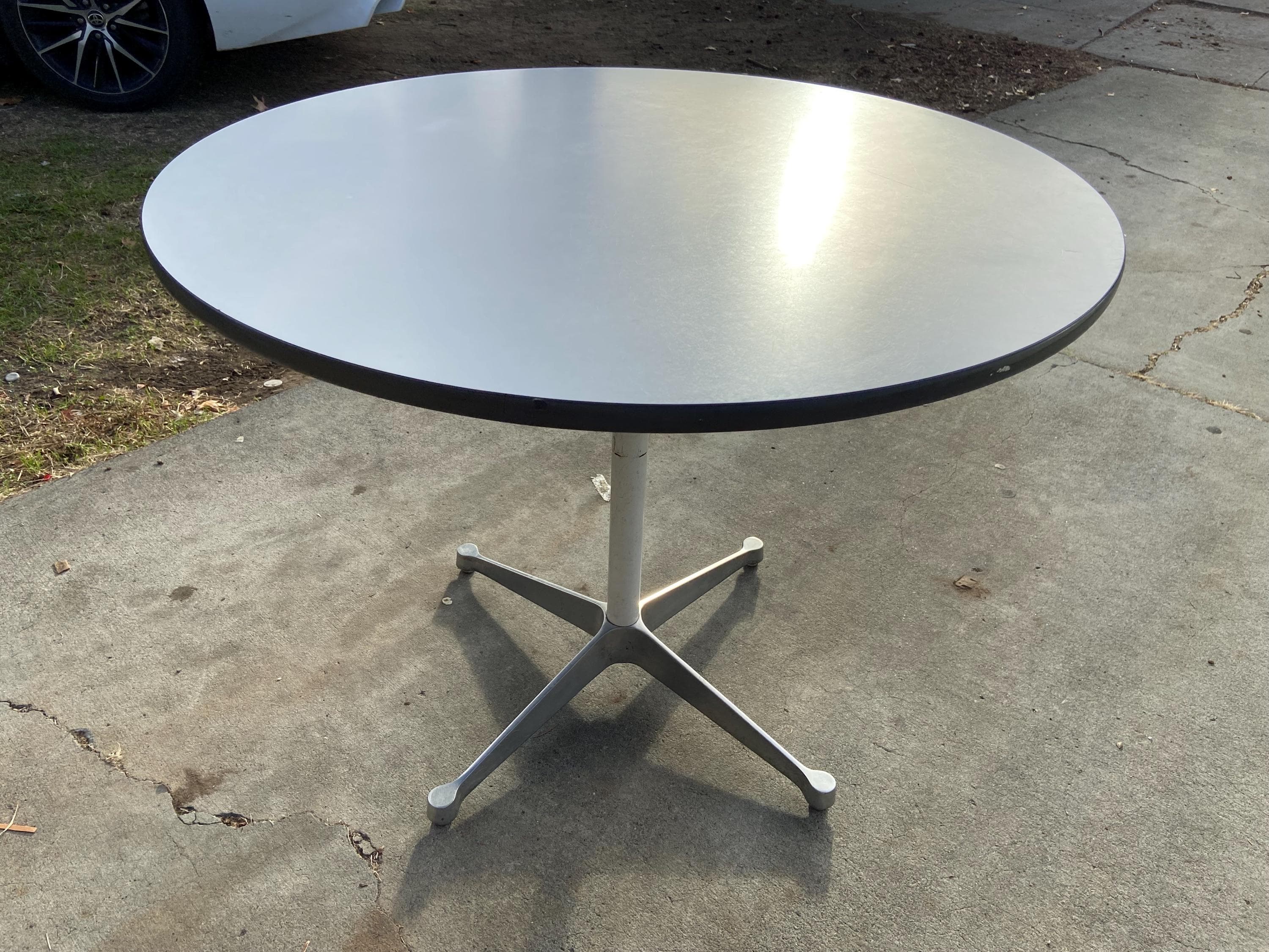 Charles and ray emaes for Herman Miller Mcm round table 36”/36”/28.5” has patina - Thumbnail 3