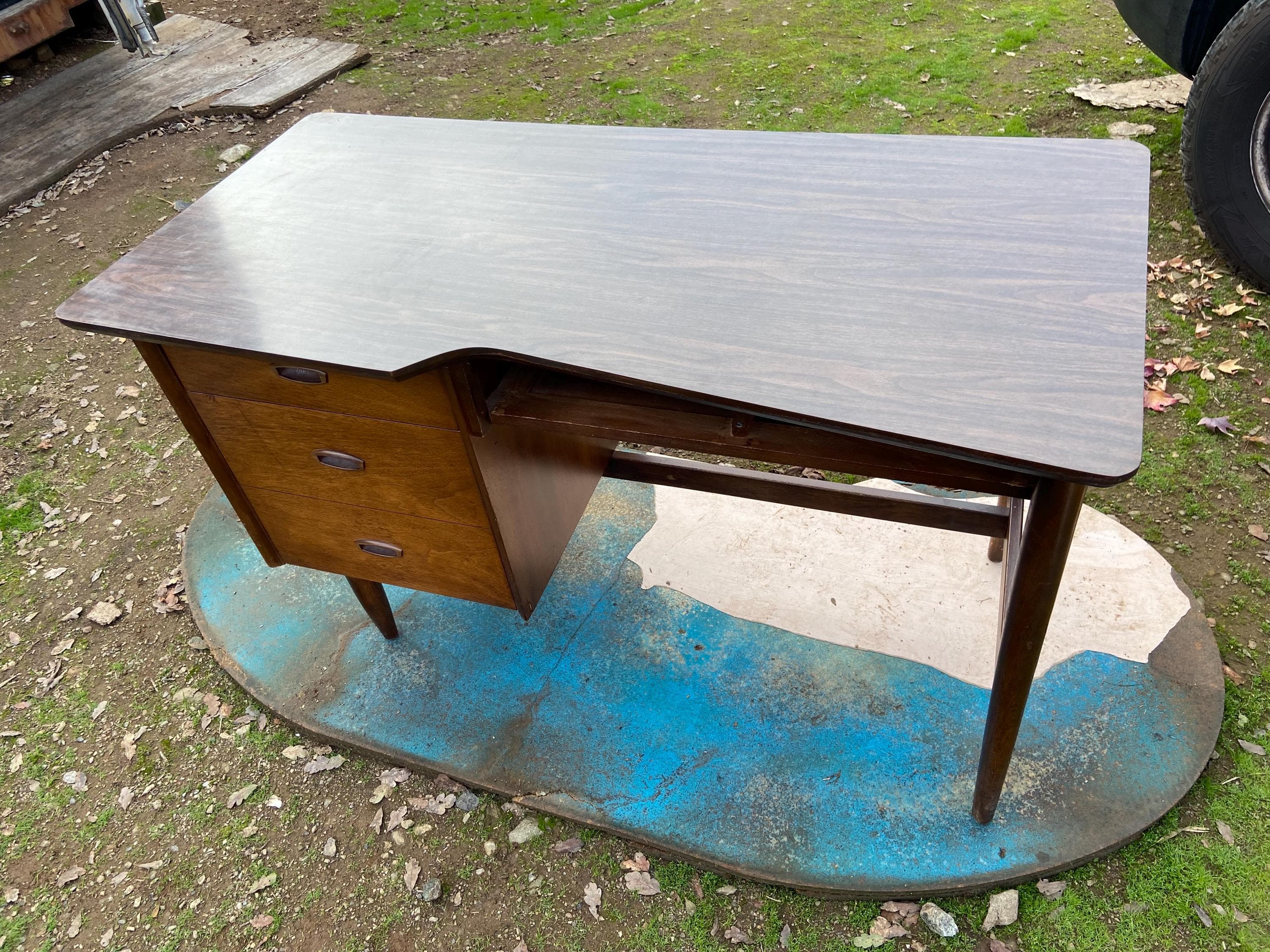 Vintage Mid Century Modern Mainline Hooker Writing Desk needs tlc - Thumbnail 3