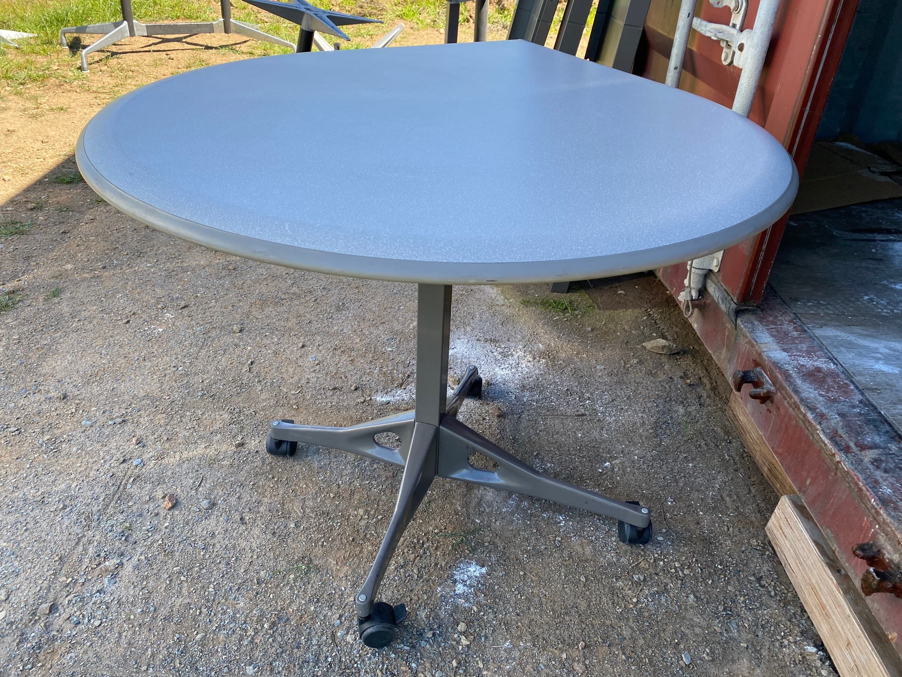 Vintage tear shape rolling table - Thumbnail 3