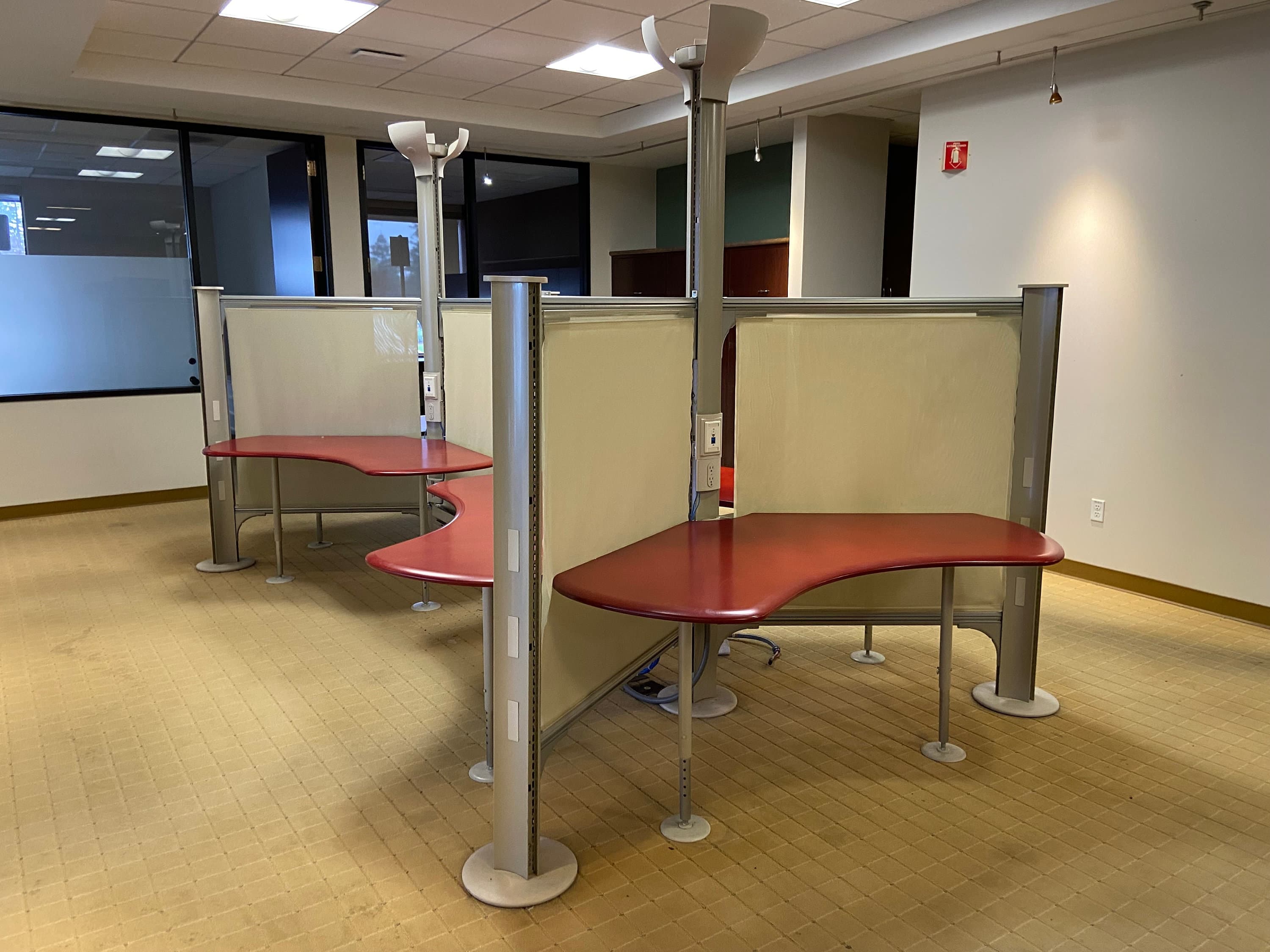 Vintage herman miller resolve workstations for 6 - Image 1