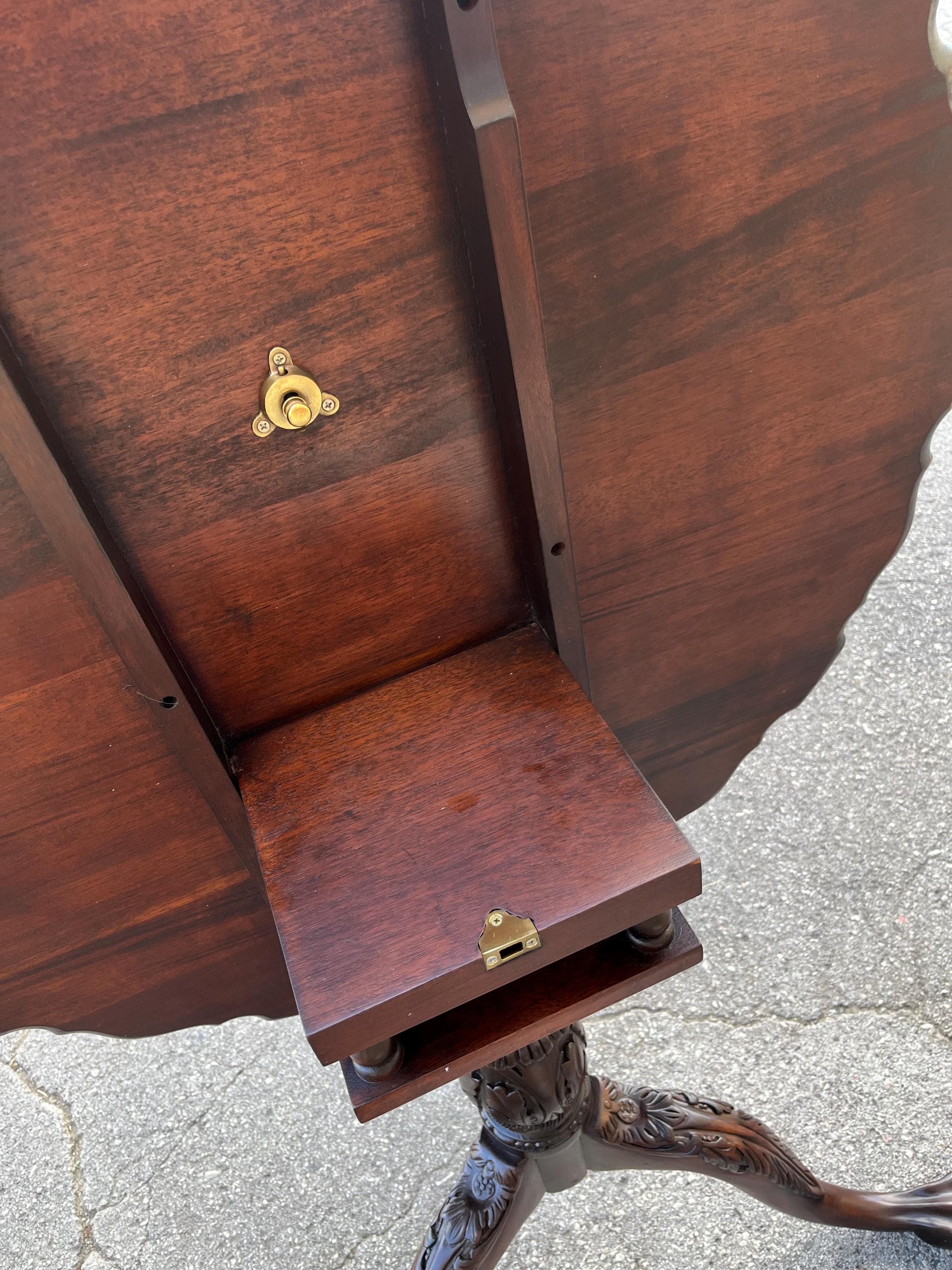 Wellington Hall Tilt Top Pie Crust Table - Thumbnail 3