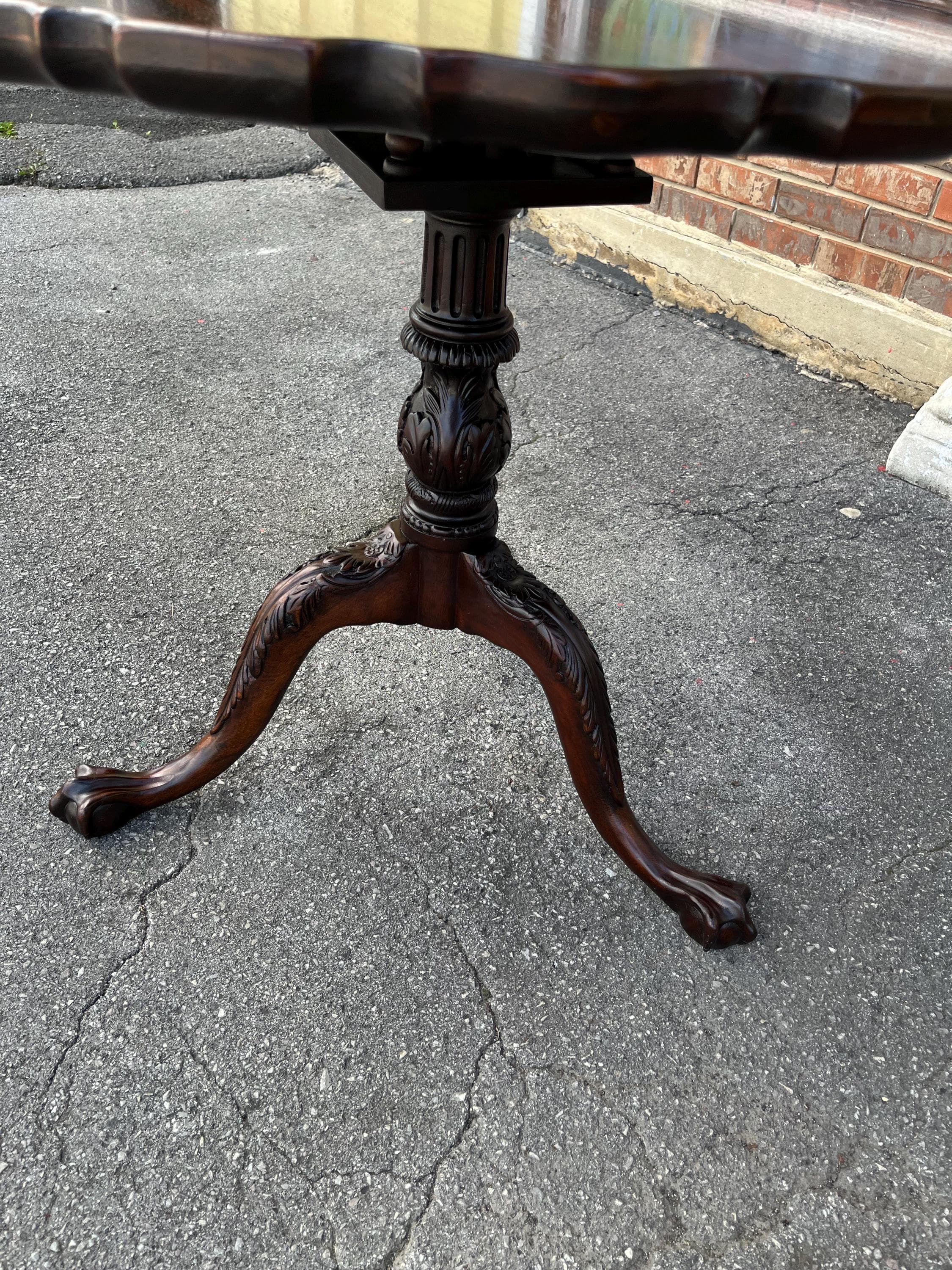 Wellington Hall Tilt Top Pie Crust Table - Thumbnail 12