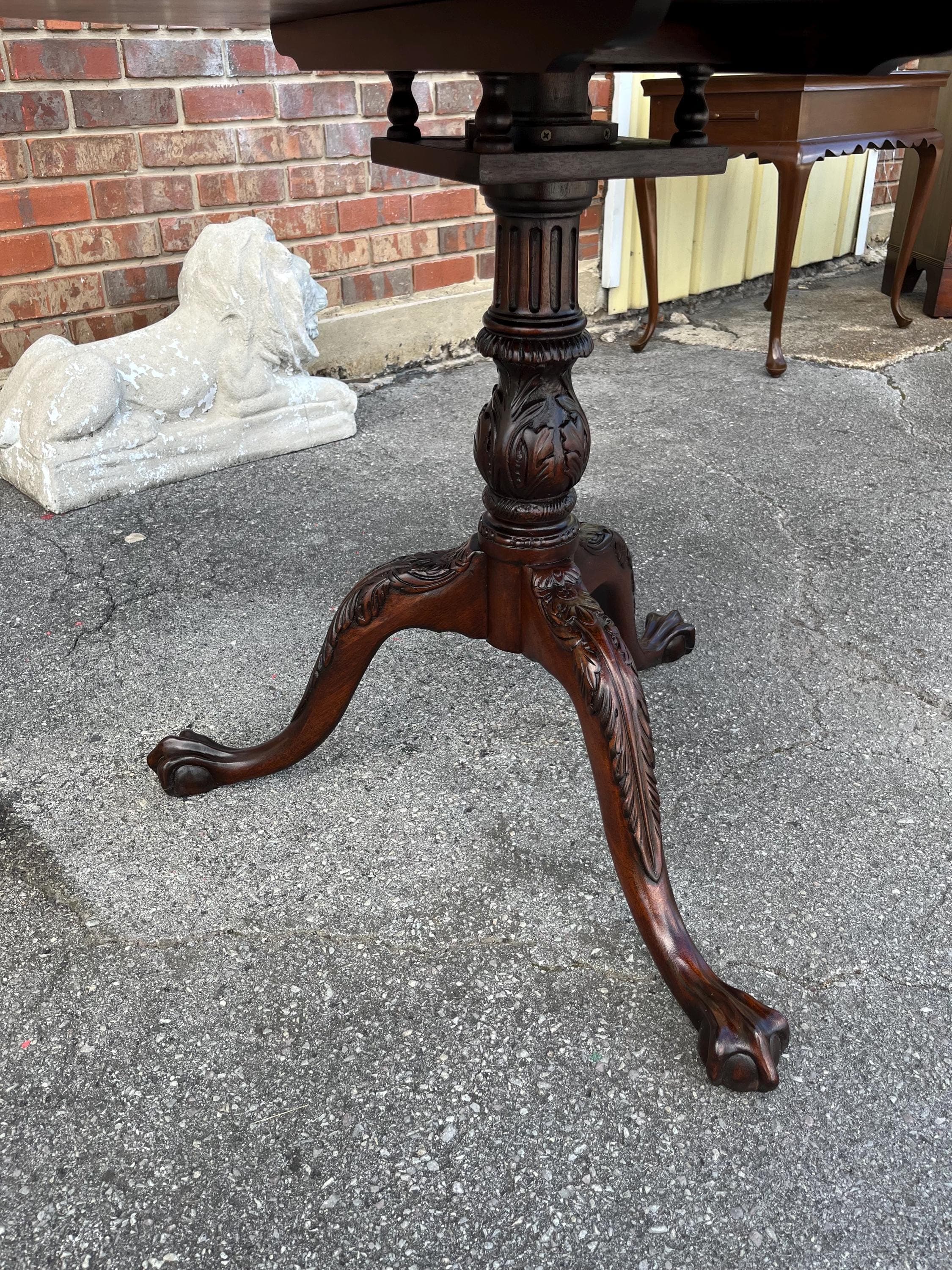 Wellington Hall Tilt Top Pie Crust Table - Thumbnail 11