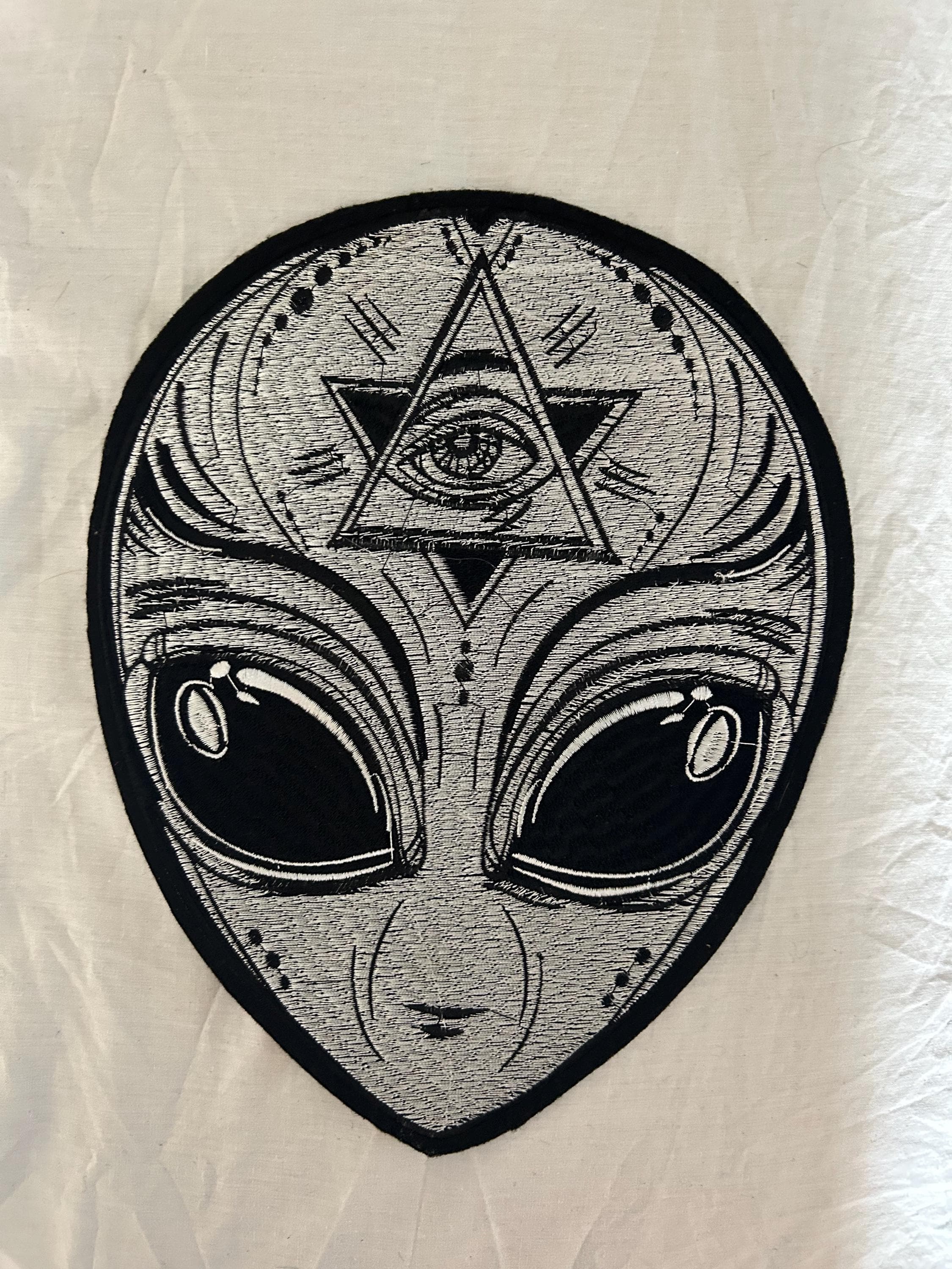 Large Alien Embroidered Patch – All Seeing Eye, Iron-On UFO Design - Image 1