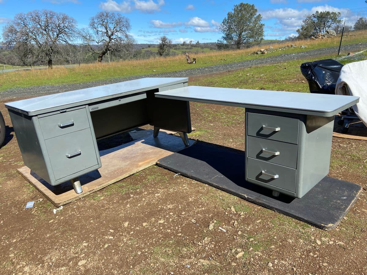 1960s Vintage w.h. Harper Inc.Co. Devon Mid Century Modern Metal Tanker Desk - Thumbnail 3