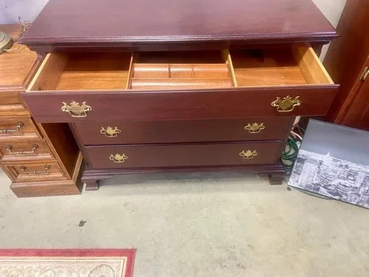 Kindel Grand Rapids Furniture Vintage Solid Mahogany Georgian Dresser - Late 20th Century - Thumbnail 8