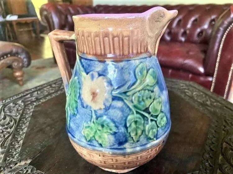 1890s Butterfly Spout Arts & Crafts Etruscan Majolica Pitchers - Set of 5 - Thumbnail 10