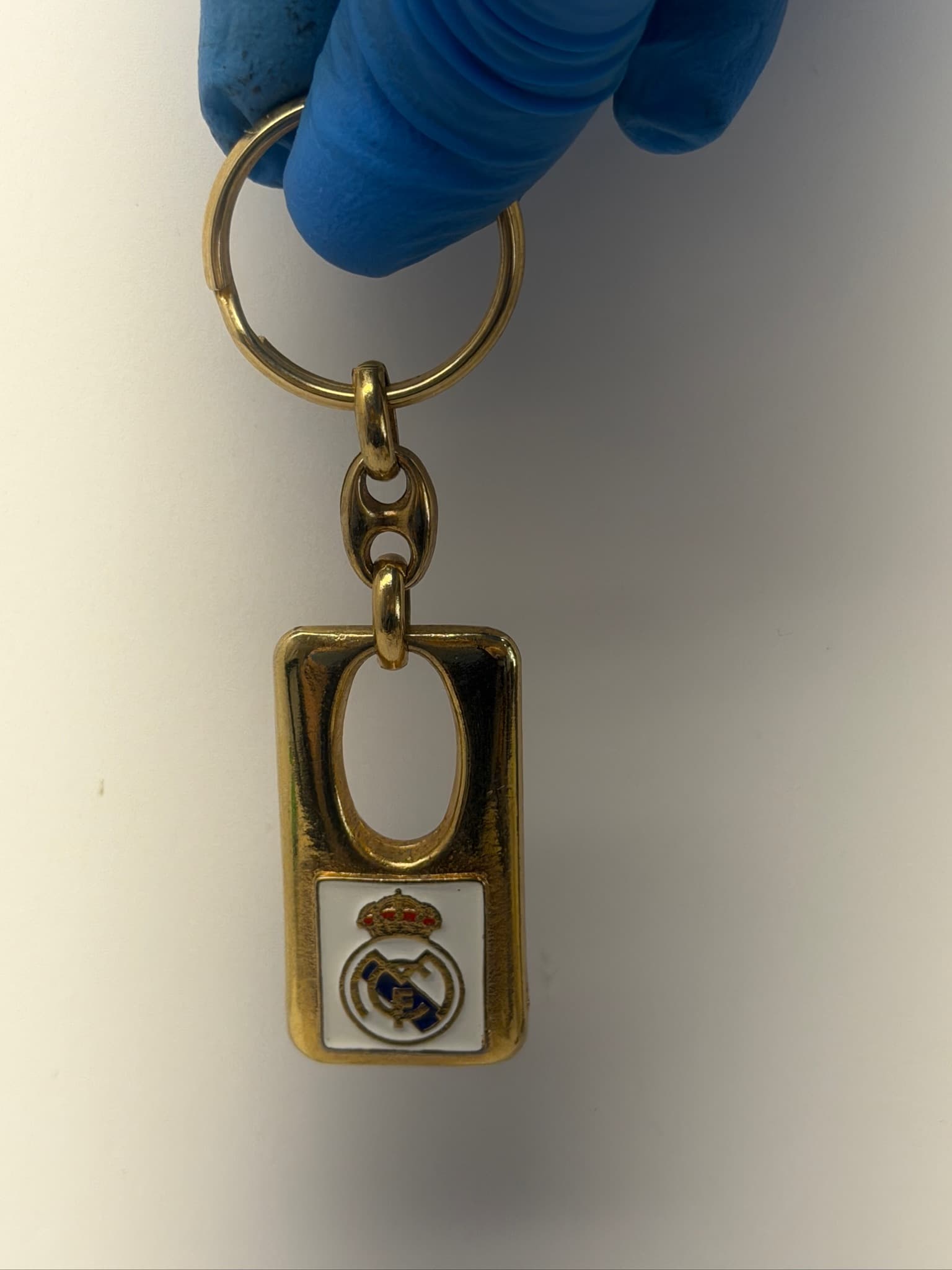 Real Madrid Fundado Año 1902 Crest Gold Tone Metal Keychain Collectible - Thumbnail 2